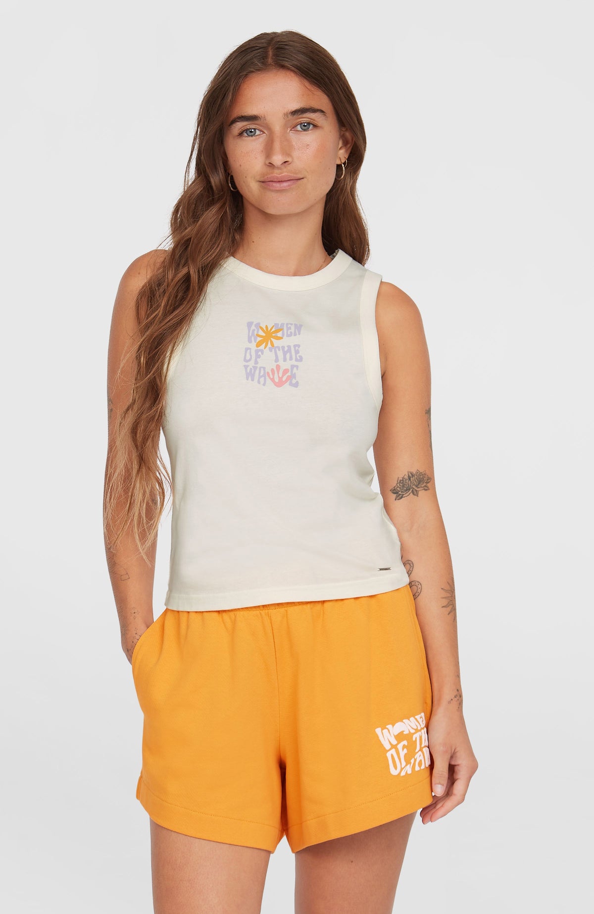 O'Neill Women of the Wave Tanktop für Damen, beige mit Grafik-Print in Gelb und Lila, Vorderansicht am Model