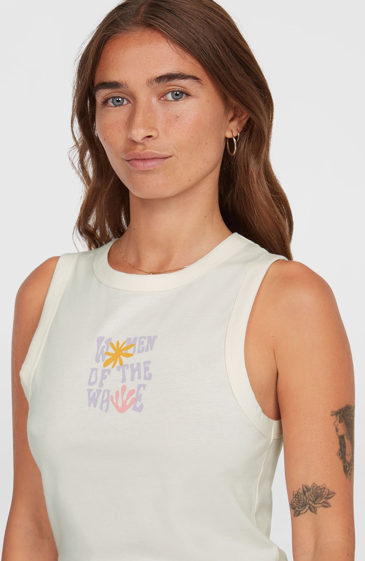 Women of the Wave Tanktop für Damen, beige mit Grafik-Print in Gelb und Lila, Nahaufnahme des Ausschnitts am Model