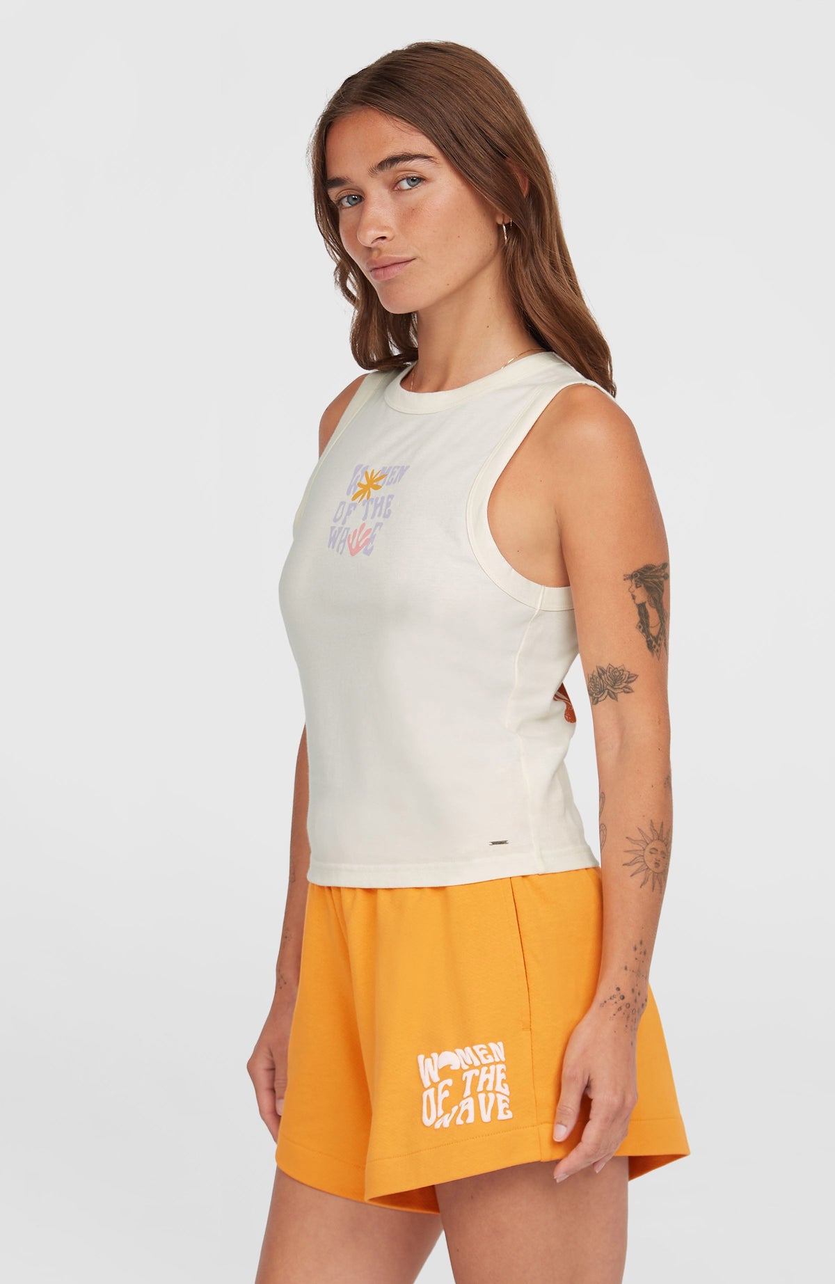 Women of the Wave Tanktop für Damen, beige mit Grafik-Print in Gelb und Lila, getragen am Model in der Seitenansicht