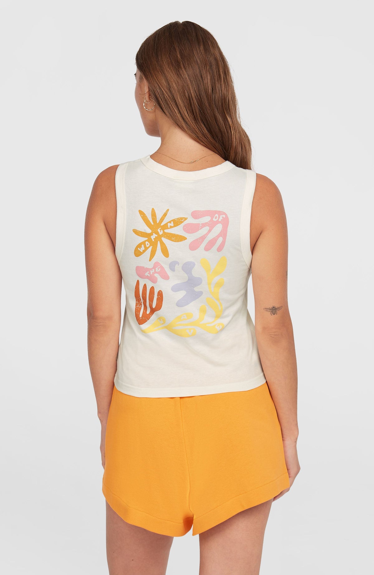Women of the Wave Tanktop für Damen, beige mit Grafik-Print in Gelb und Lila, Rückansicht mit Rücken-Print am Model