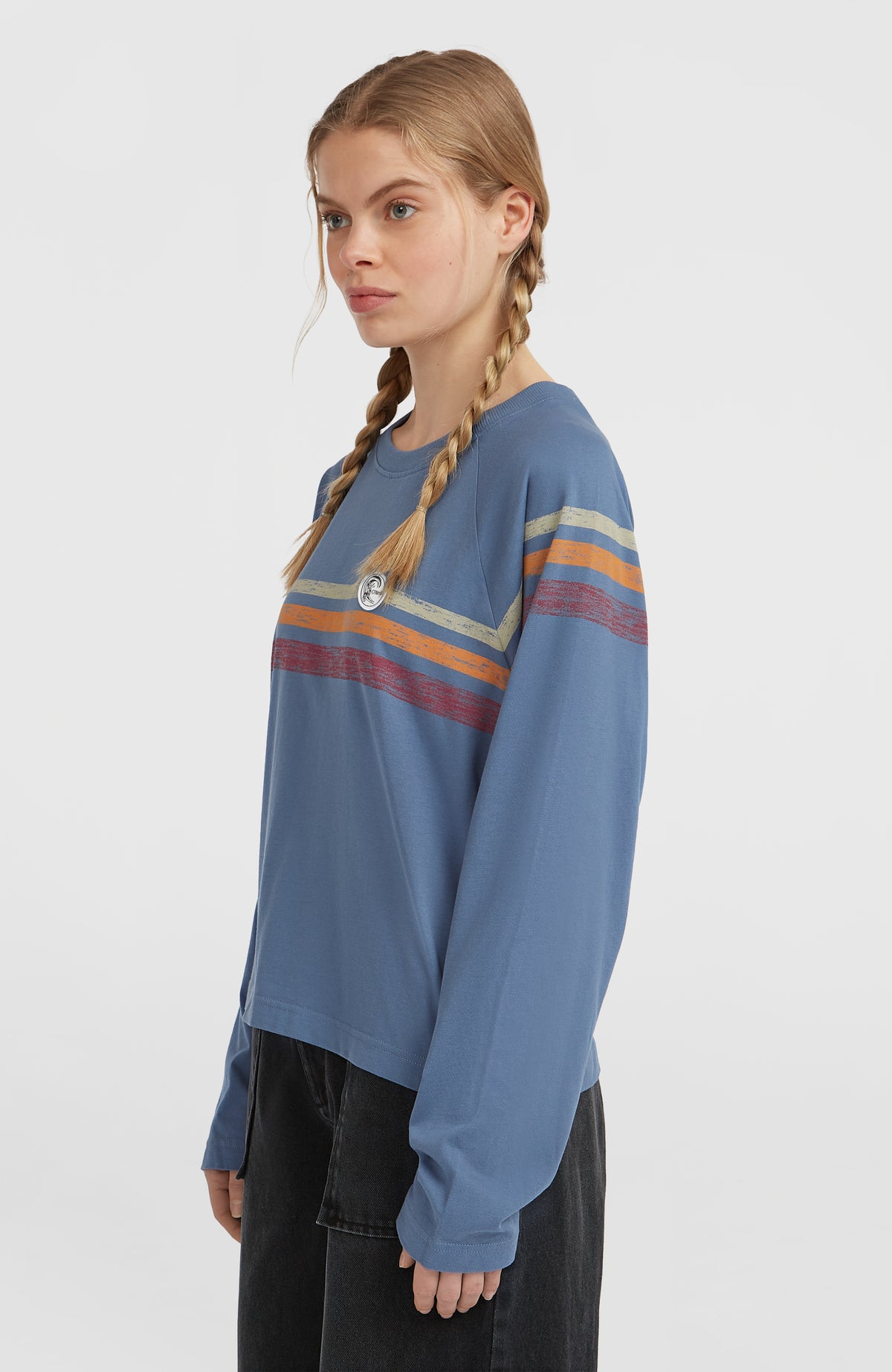 O'Riginals Langarmshirt für Damen, blau mit Streifenmuster in Orange und Rot, Seitenansicht am Model
