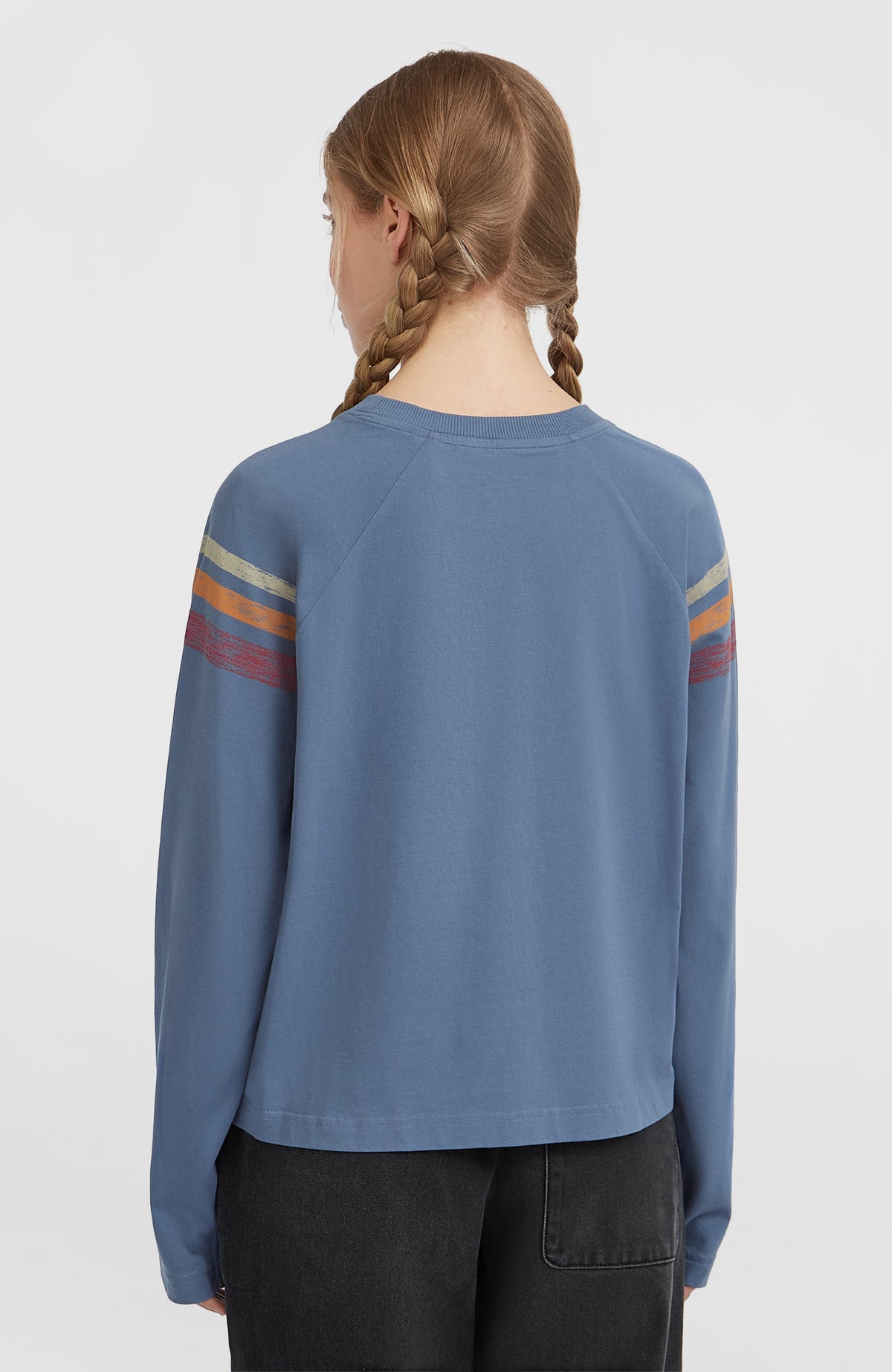 O'Riginals Langarmshirt für Damen, blau mit Streifenmuster in Orange und Rot, Rückansicht am Model