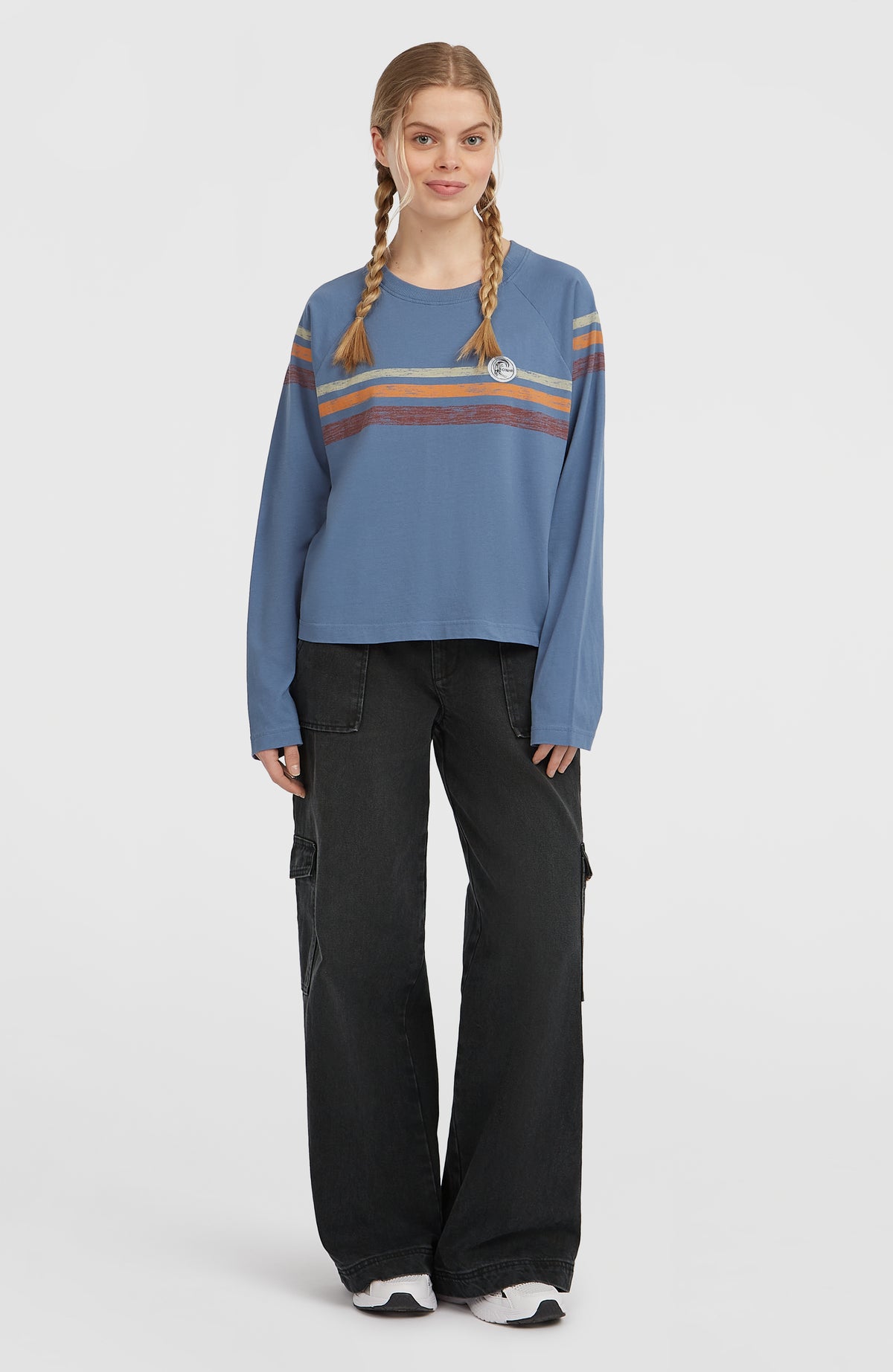 O'Riginals Langarmshirt für Damen, blau mit Streifenmuster in Orange und Rot, Ganzkörperansicht am Model