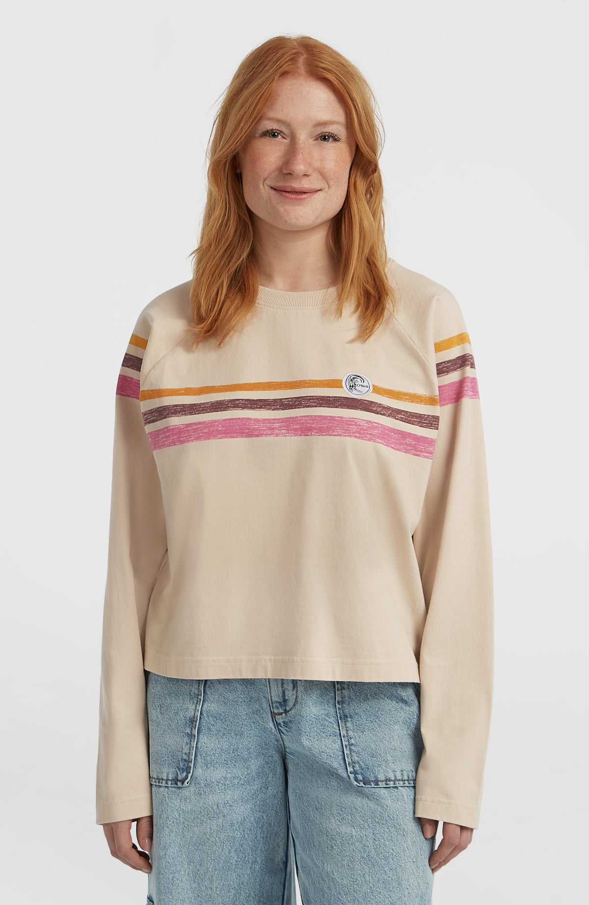 O'Neill O'Riginals Langarmshirt für Damen, beige mit Streifenmuster in Orange und Pink, Vorderansicht am Model
