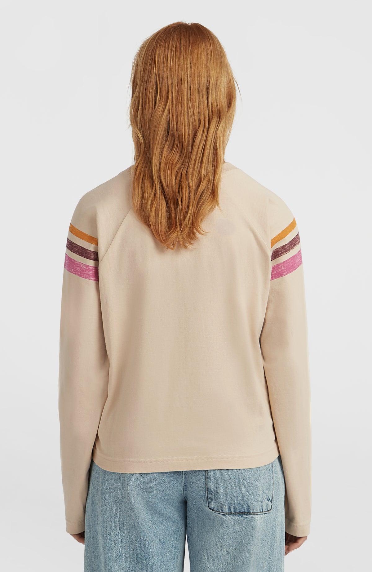 O'Riginals Langarmshirt für Damen, beige mit Streifenmuster in Orange und Pink, Rückansicht am Model