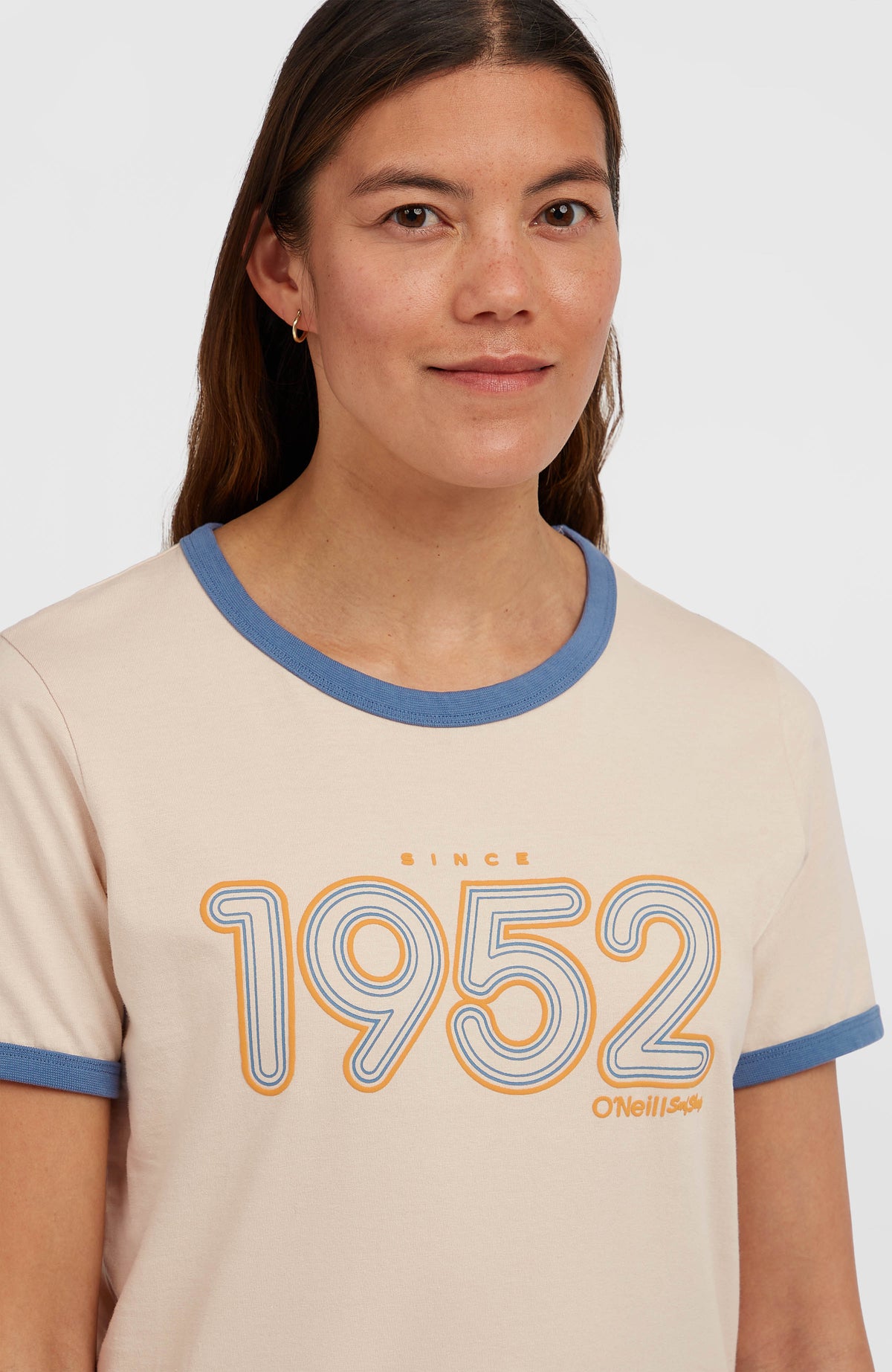 O'Riginals 1952 T-Shirt für Damen, beige mit Logo-Print in Blau und Orange, Nahaufnahme des Ausschnitts