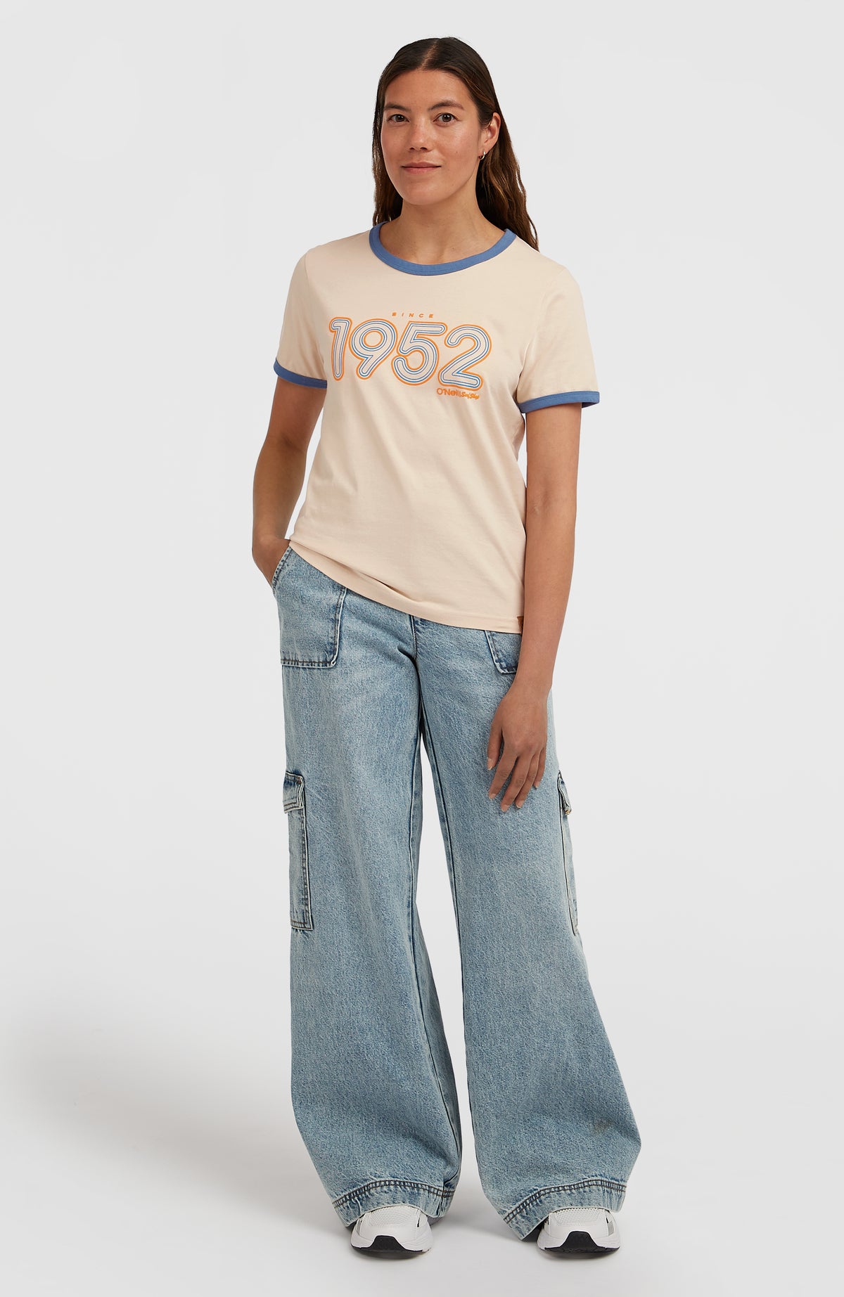 O'Riginals 1952 T-Shirt für Damen, beige mit Logo-Print in Blau und Orange, Ganzkörperansicht am Model