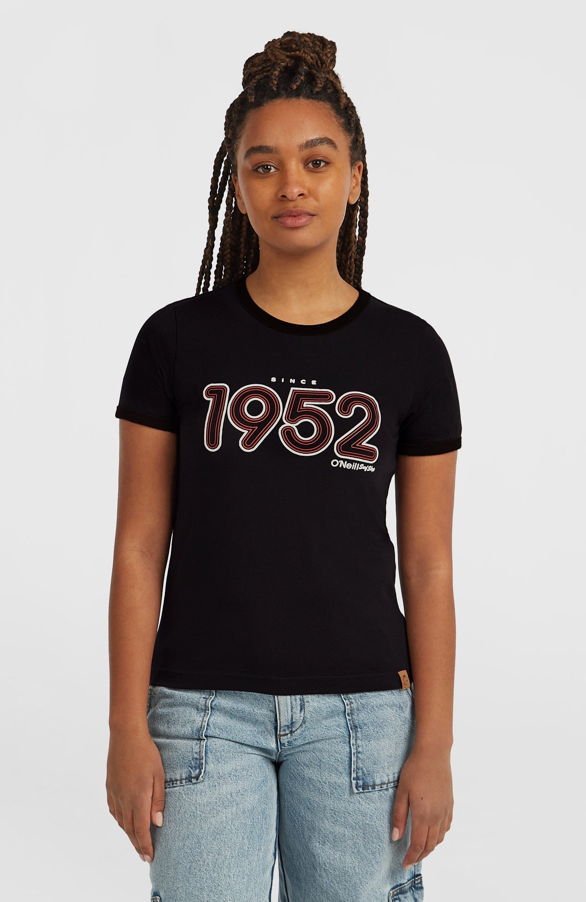 O'Neill O'Riginals 1952 T-Shirt für Damen, schwarz mit Logo-Print in Rot und Weiß, Vorderansicht am Model