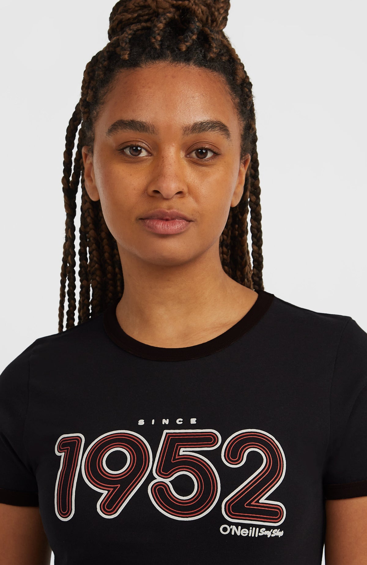O'Riginals 1952 T-Shirt für Damen, schwarz, Nahaufnahme von Rundhalsausschnitt und Logo-Print am Model