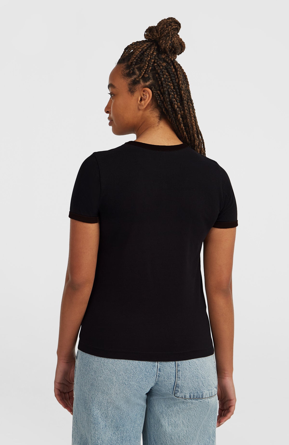 O'Riginals 1952 T-Shirt für Damen, schwarz, Rückansicht am Model mit abgesetzten Bündchen