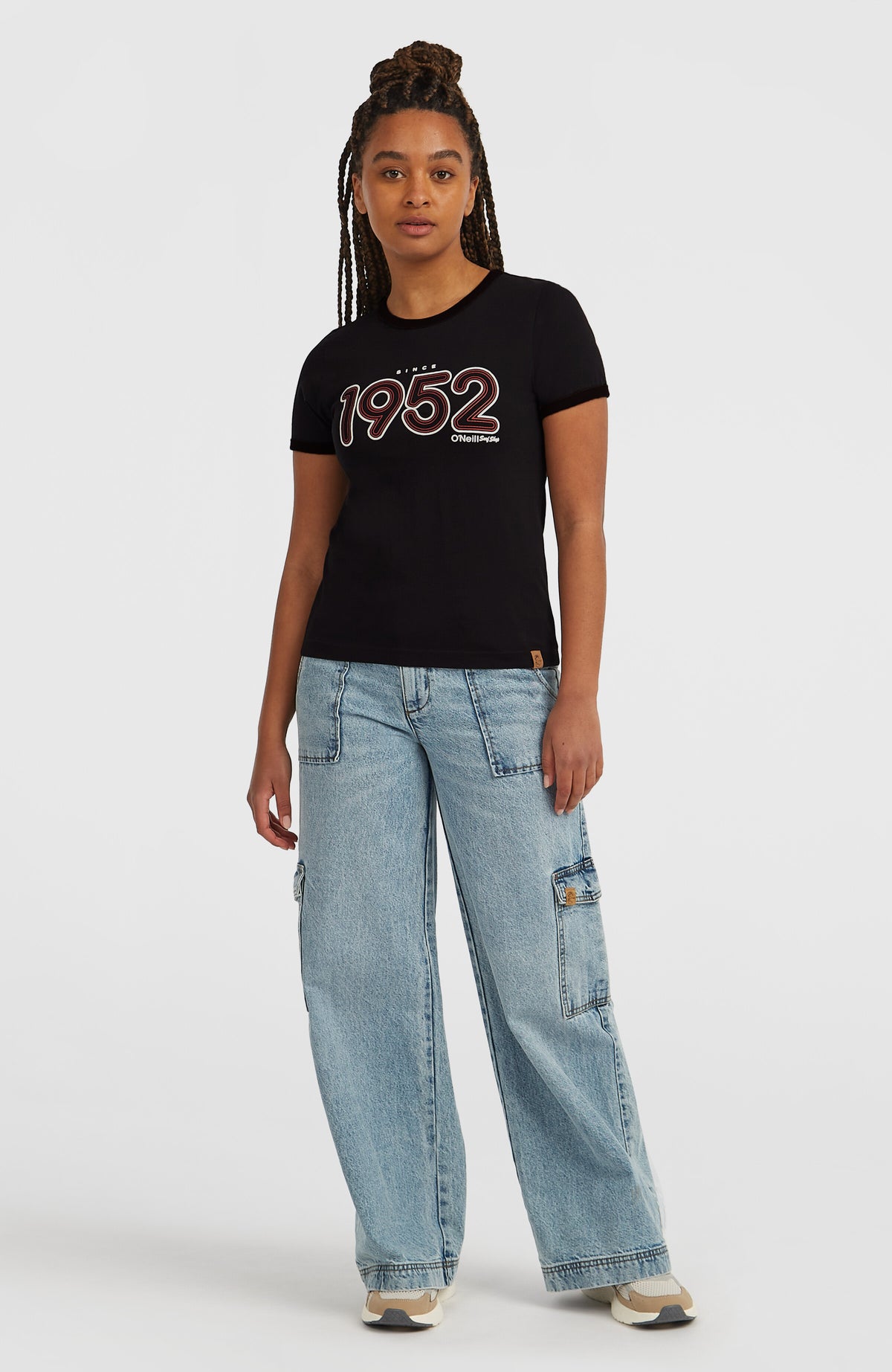 O'Riginals 1952 T-Shirt für Damen, schwarz mit Logo-Print in Rot und Weiß, Ganzkörperansicht am Model