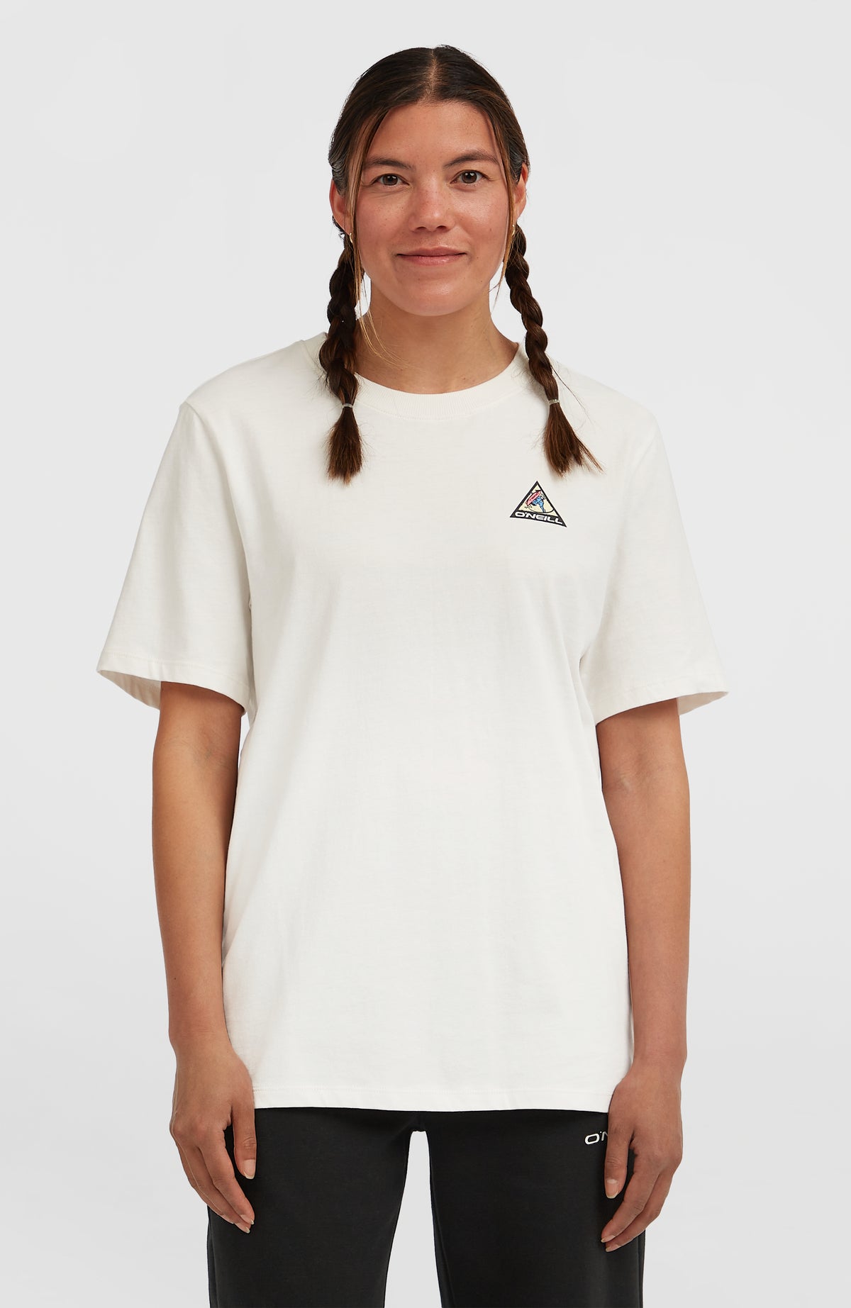 O'Neill FWC'Play T-Shirt für Damen, weiß mit Logo-Print in Blau und Pink, Vorderansicht am Model