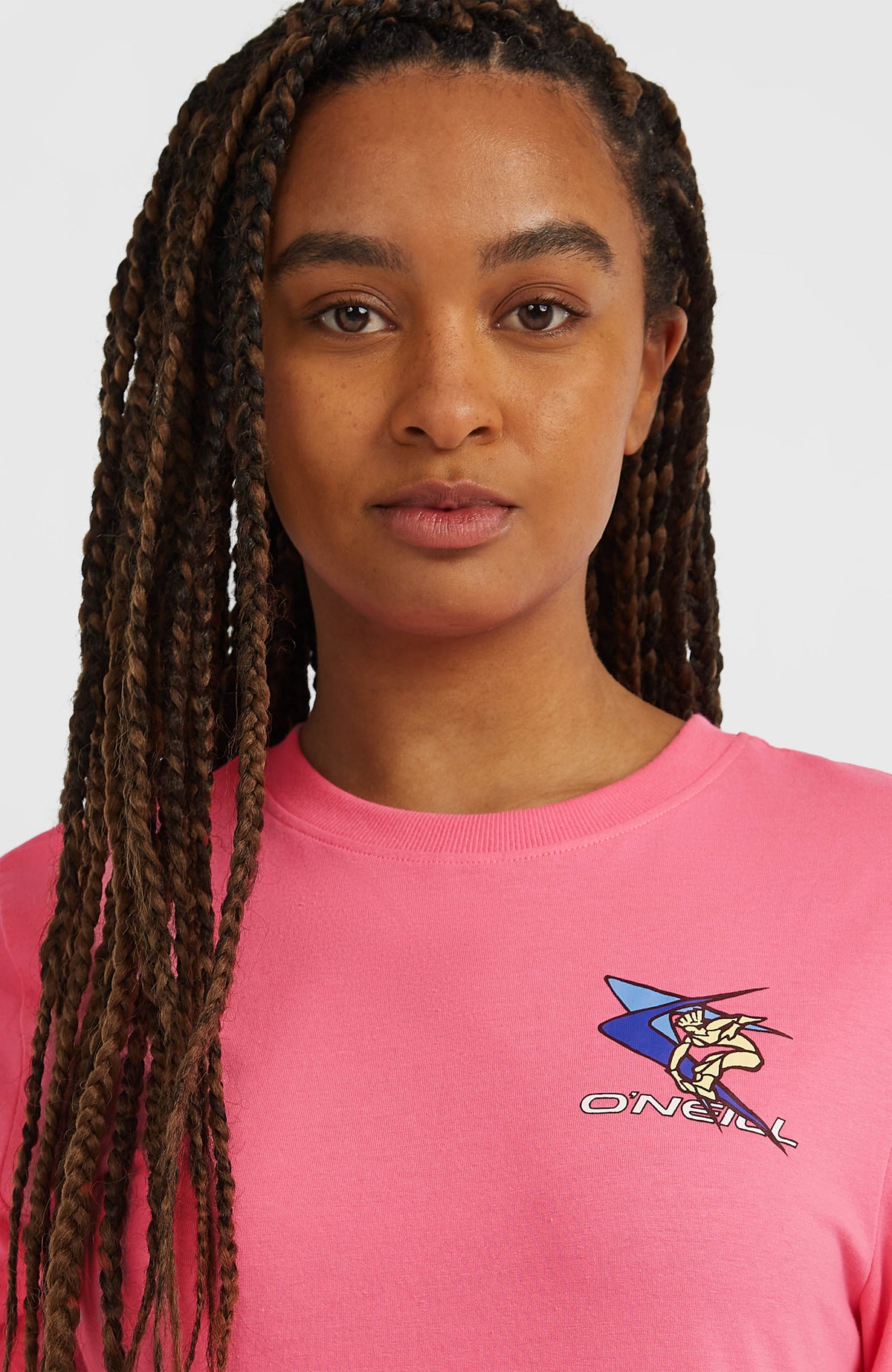FWC'Play T-Shirt für Damen, pink mit Logo-Print in Blau und Gelb, Nahaufnahme des Rundhalsausschnitts