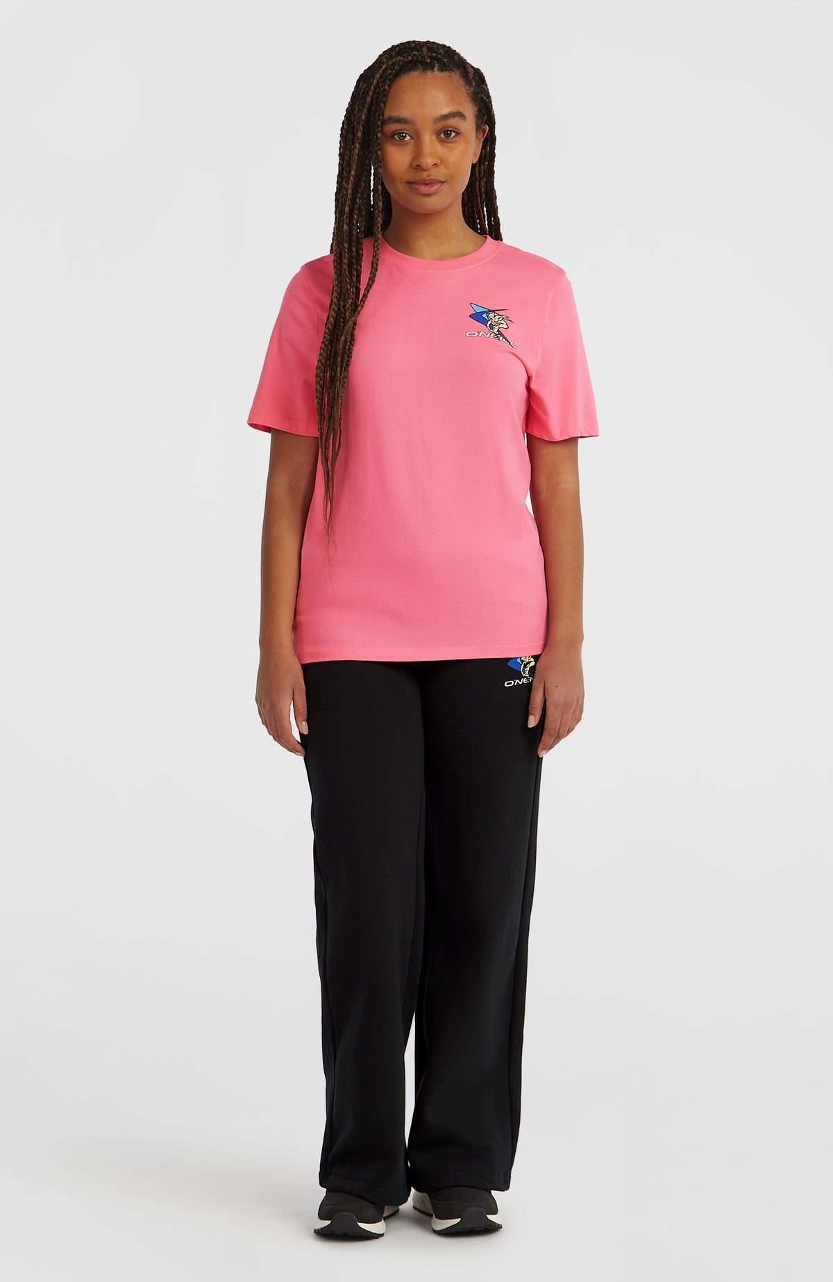 FWC'Play T-Shirt für Damen, pink mit Logo-Print in Blau und Gelb, Ganzkörperansicht am Model