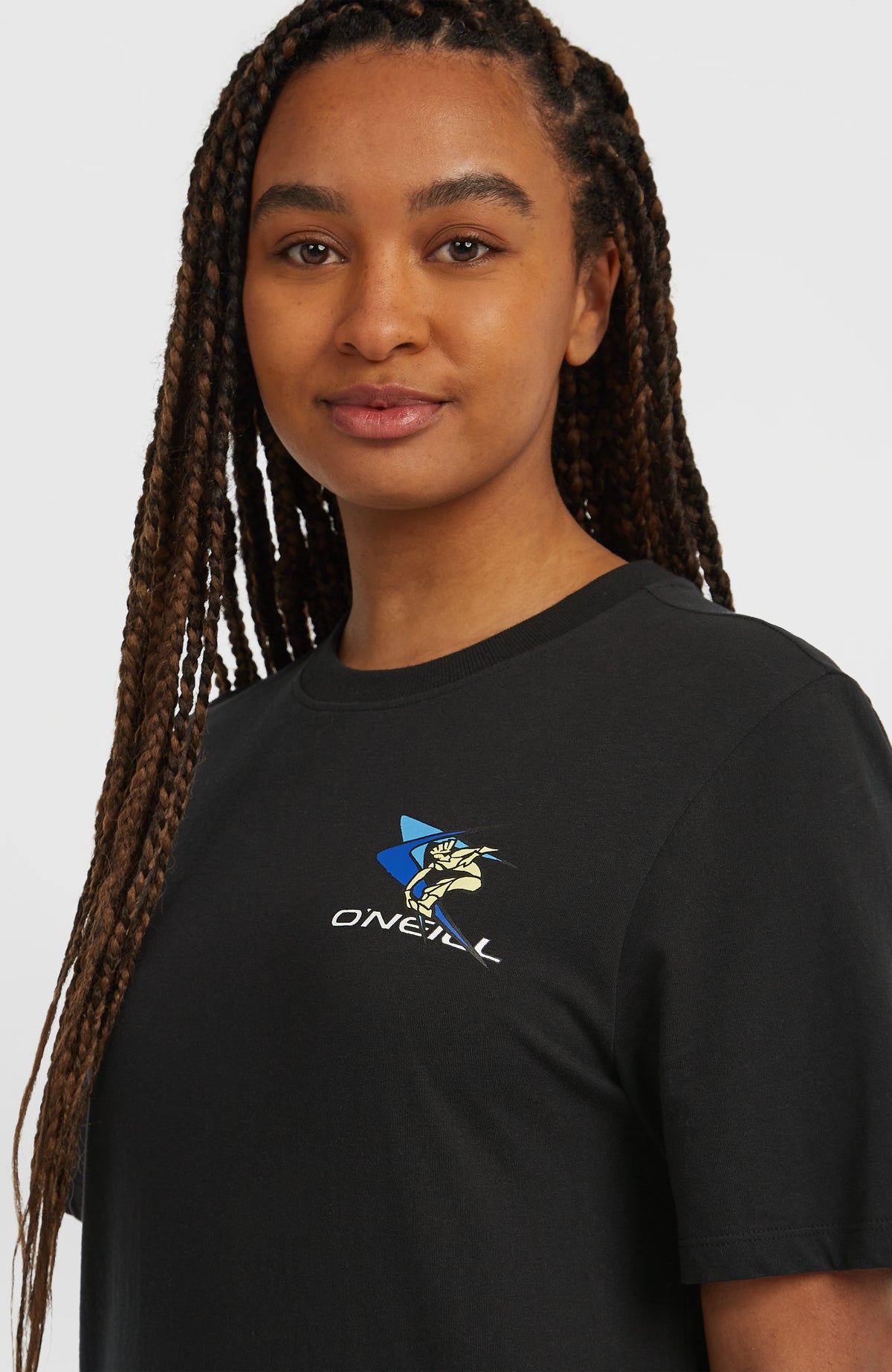 FWC'Play T-Shirt, schwarz mit Logo-Print in Blau und Gelb, Nahaufnahme der Brustpartie am Model