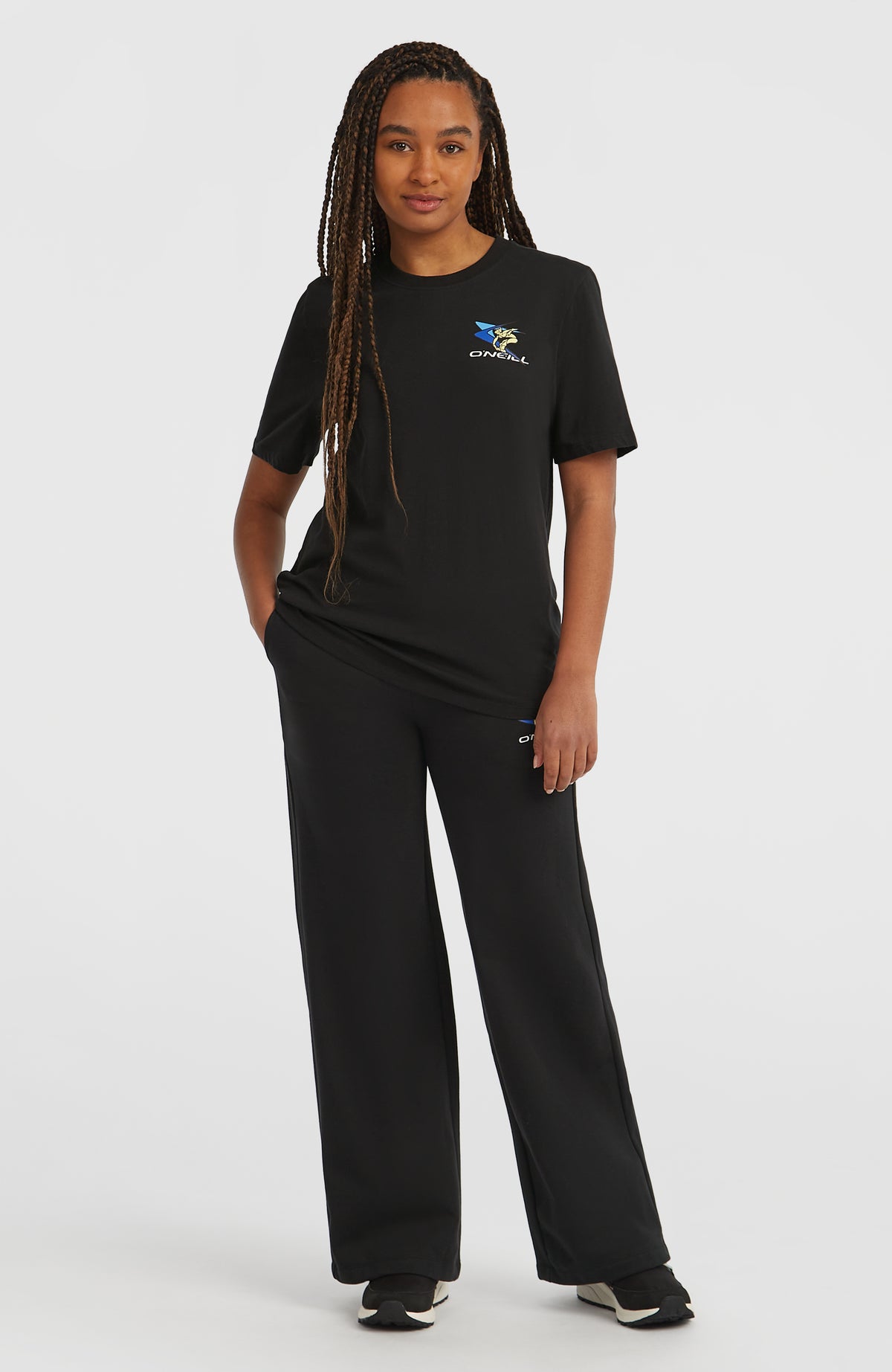 FWC'Play T-Shirt für Damen, schwarz mit Logo-Print in Blau und Gelb, Ganzkörperansicht am Model