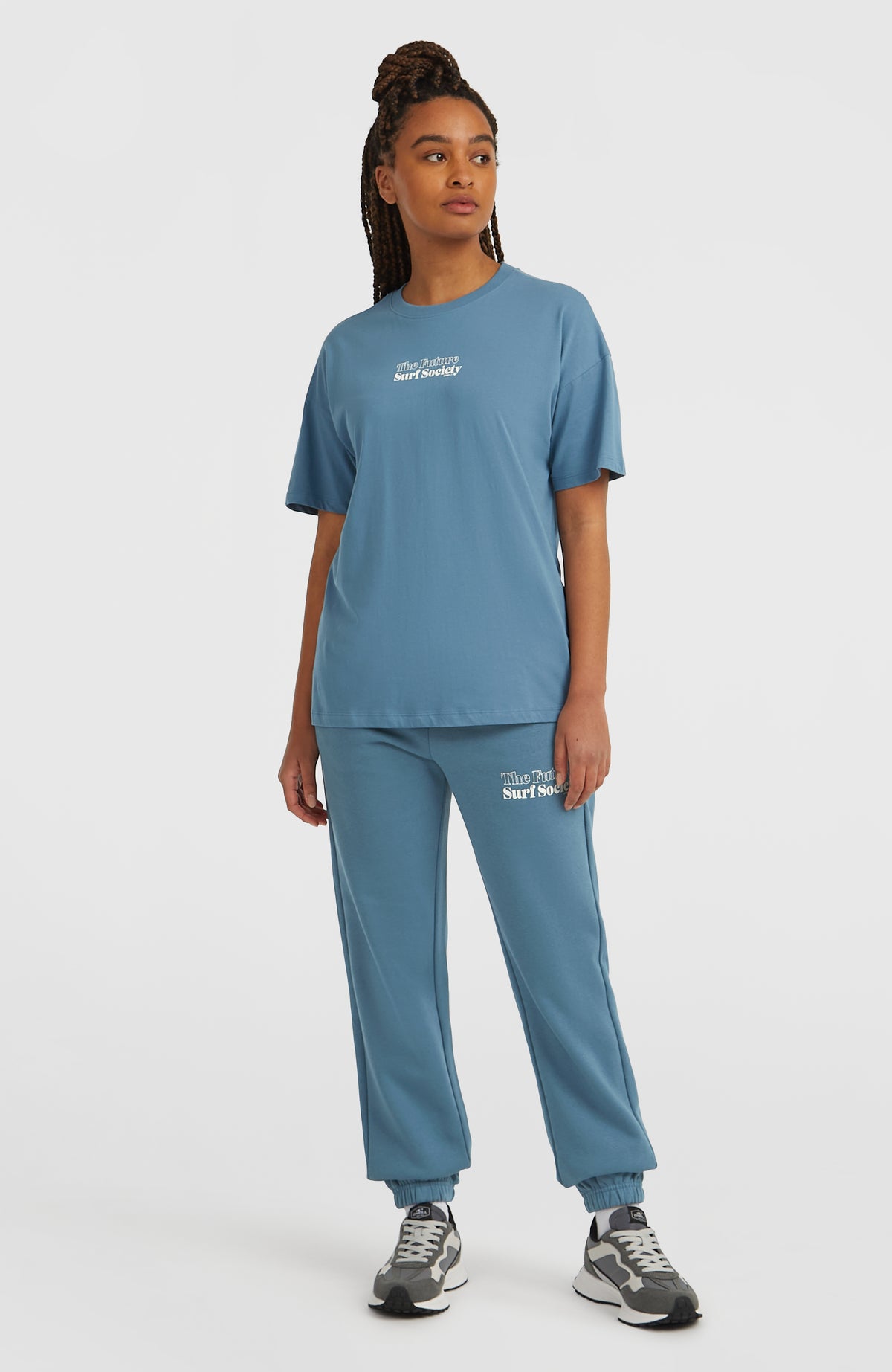 Future Surf Society T-Shirt für Damen in Blau mit Logo-Print in Weiß, Ganzkörperansicht am Model