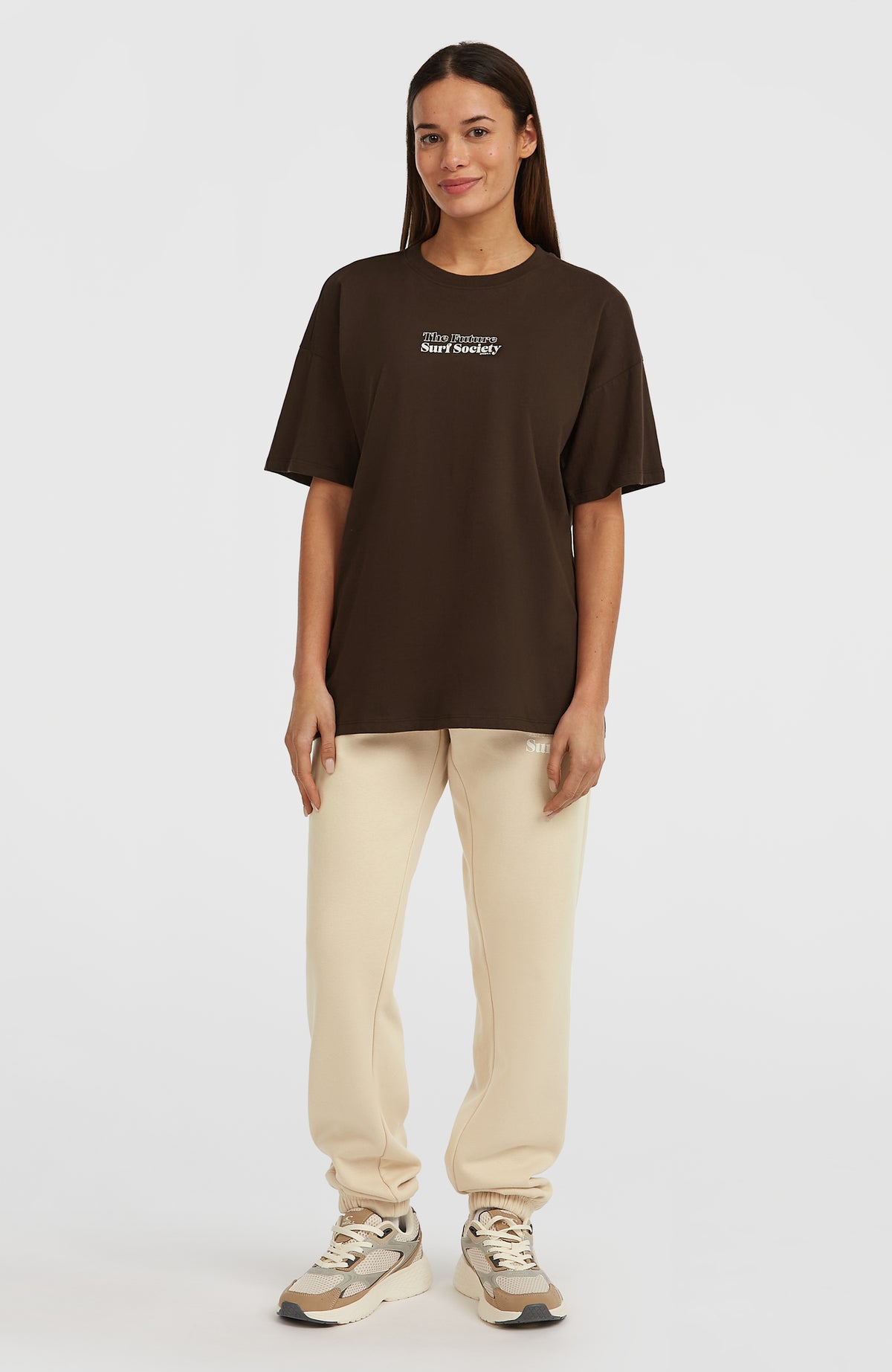 Future Surf Society T-Shirt für Damen, braun mit Logo-Print in Weiß, getragen am Model in Ganzkörperansicht