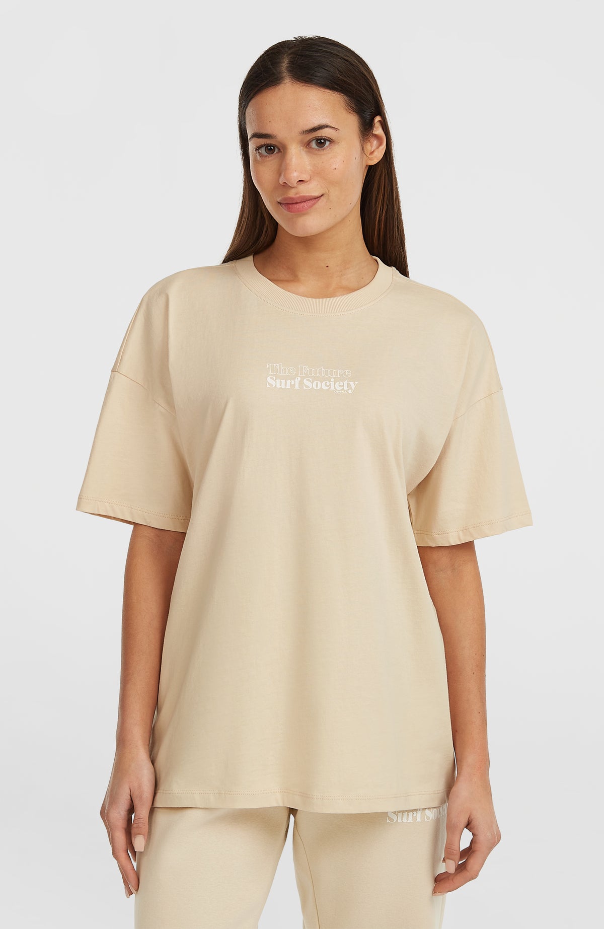 O'Neill Future Surf Society T-Shirt für Damen, beige mit Logo-Print in Weiß, Vorderansicht am Model