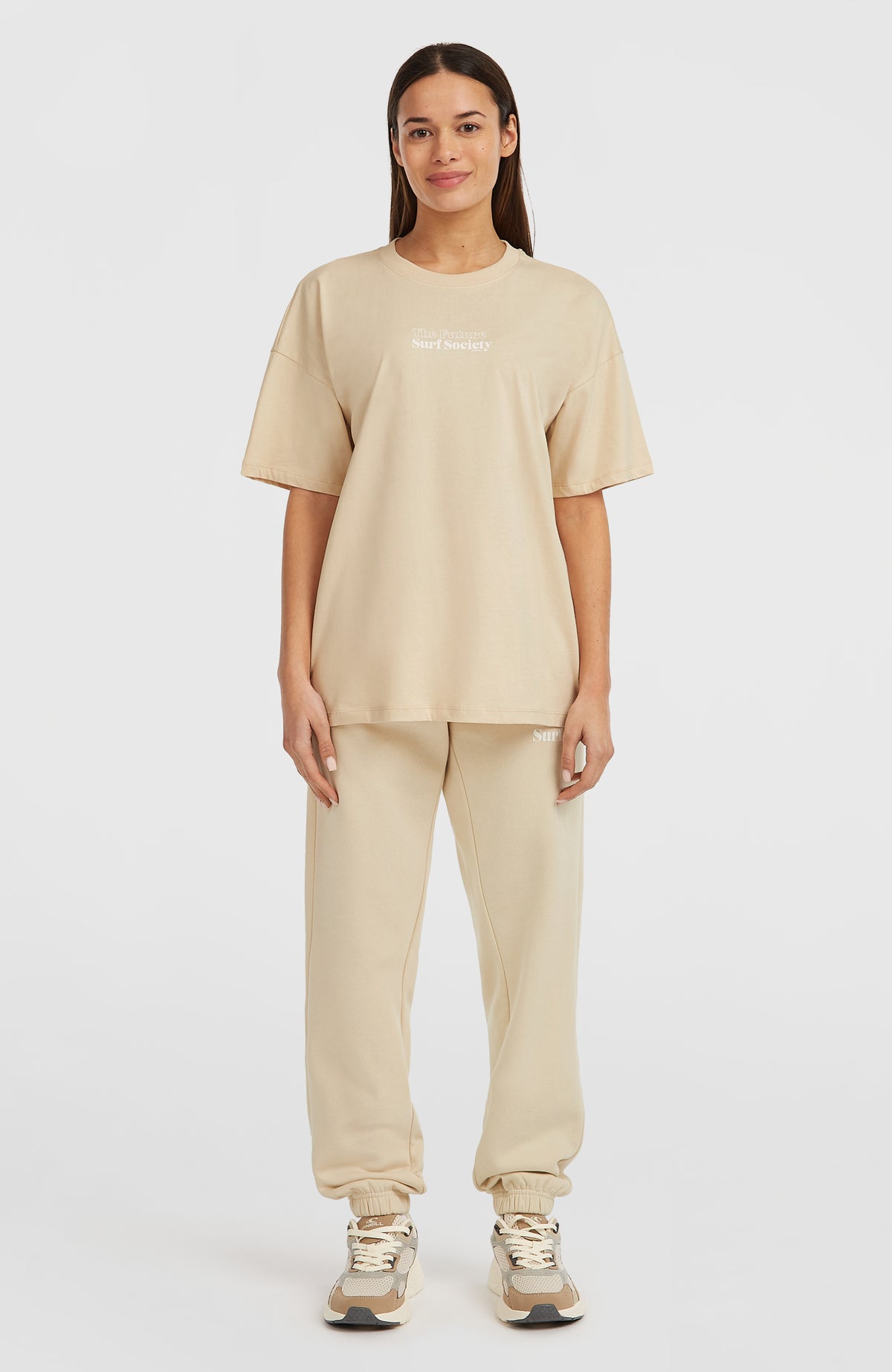 Future Surf Society T-Shirt für Damen, beige mit Logo-Print in Weiß, Ganzkörperansicht am Model