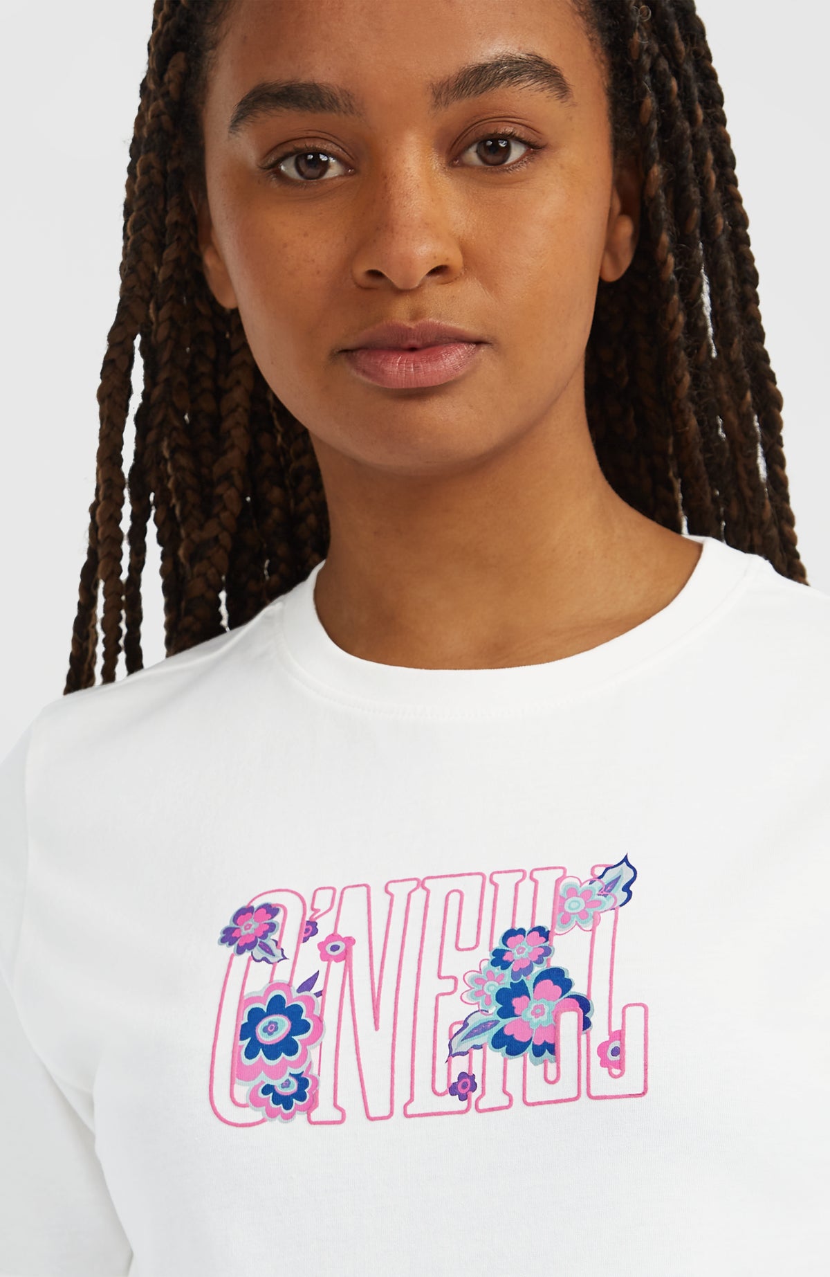 Graphic T-Shirt für Damen, weiß, Nahaufnahme des Logo-Prints in Rosa und Blau am Model