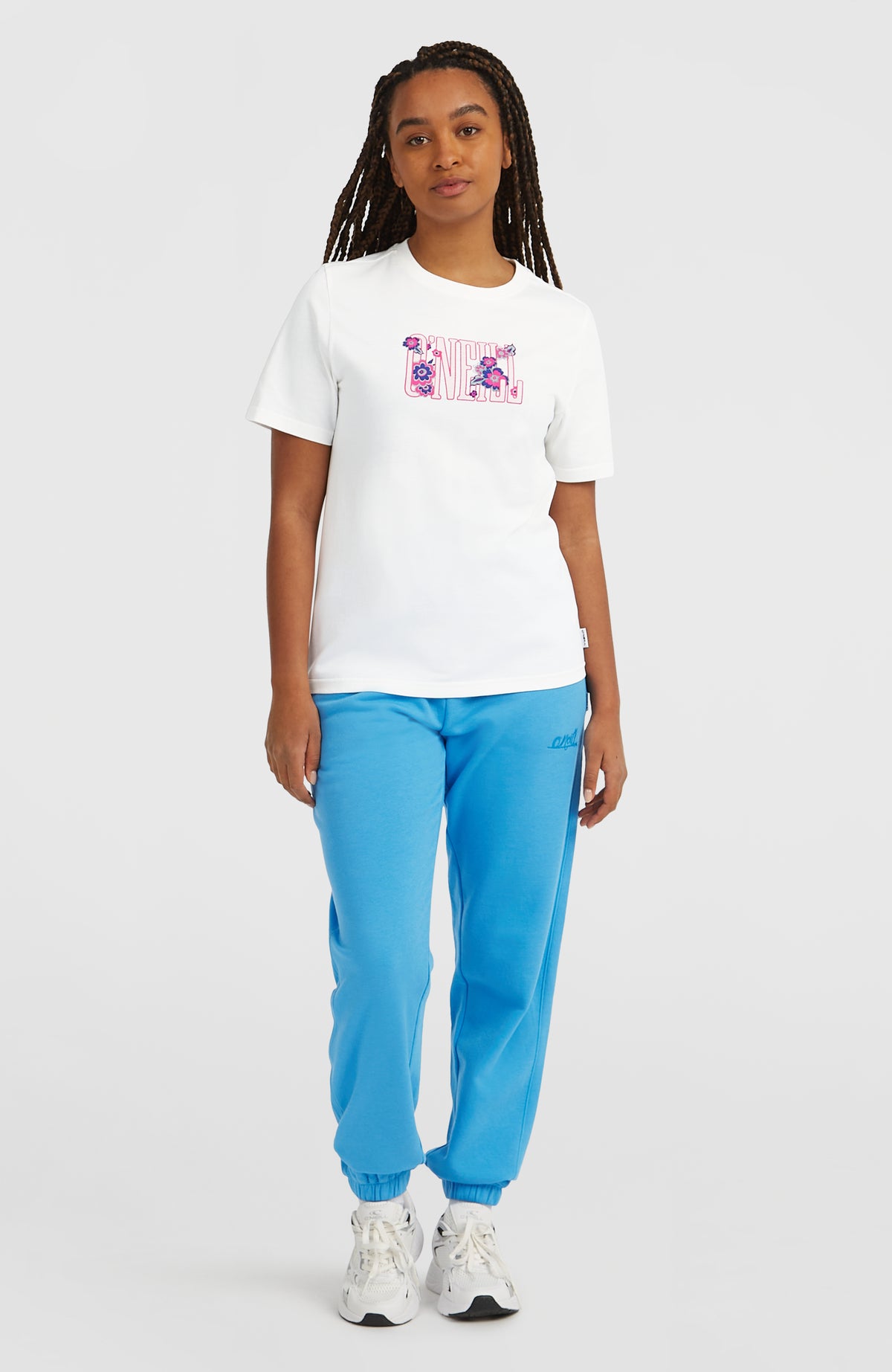 Graphic T-Shirt für Damen, weiß mit Logo-Print in Rosa und Blau, Ganzkörperansicht am Model