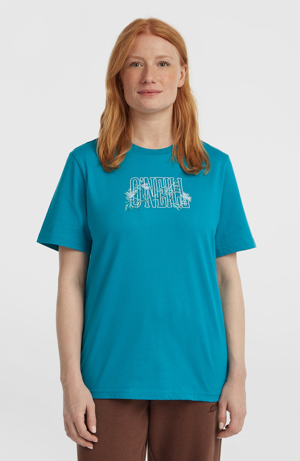 O'Neill Graphic T-Shirt für Damen, blau mit Logo-Print in Weiß und Grün, Vorderansicht am Model