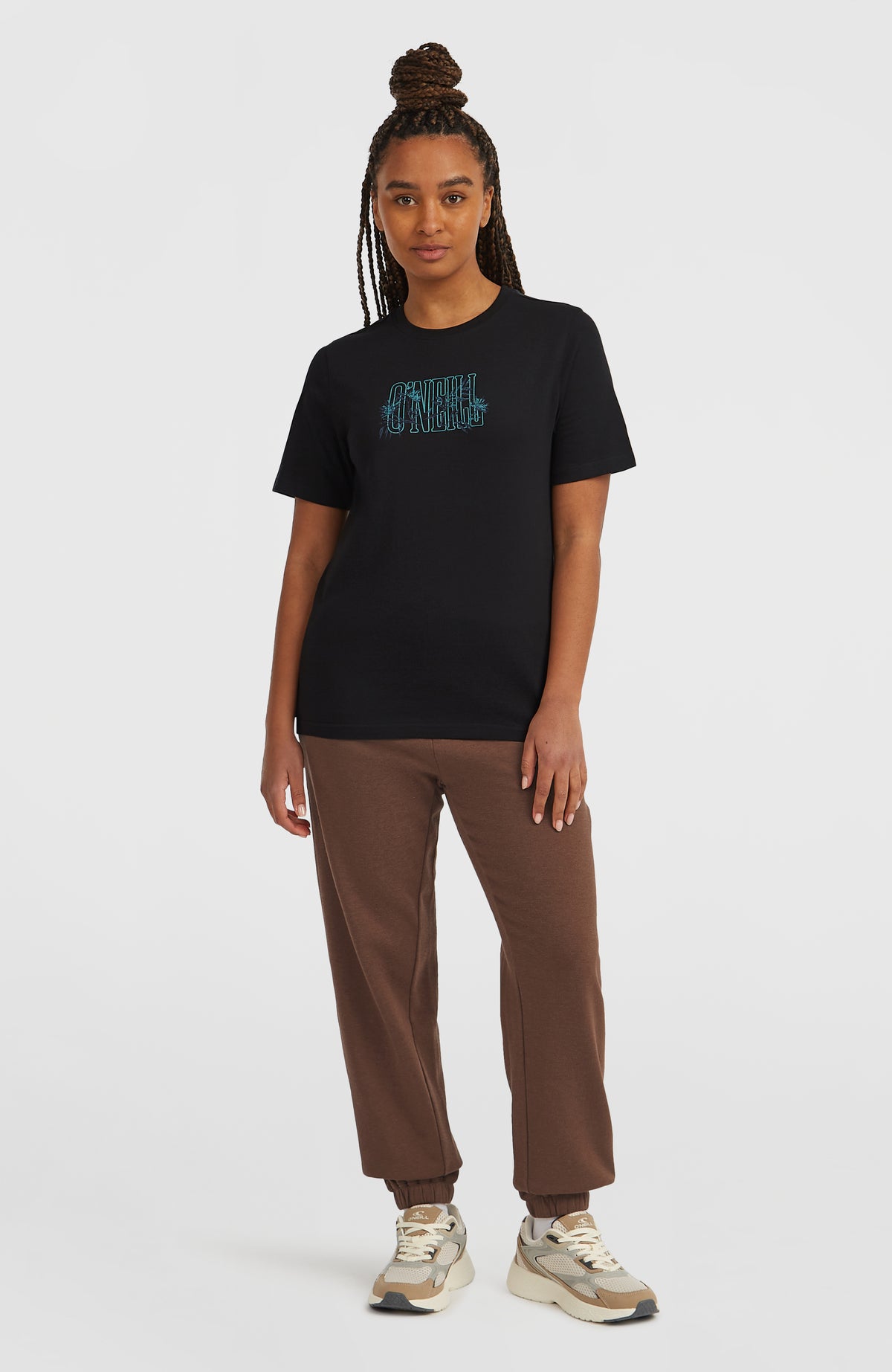 Graphic T-Shirt für Damen, schwarz mit Logo-Print in Türkis, Ganzkörperansicht am Model