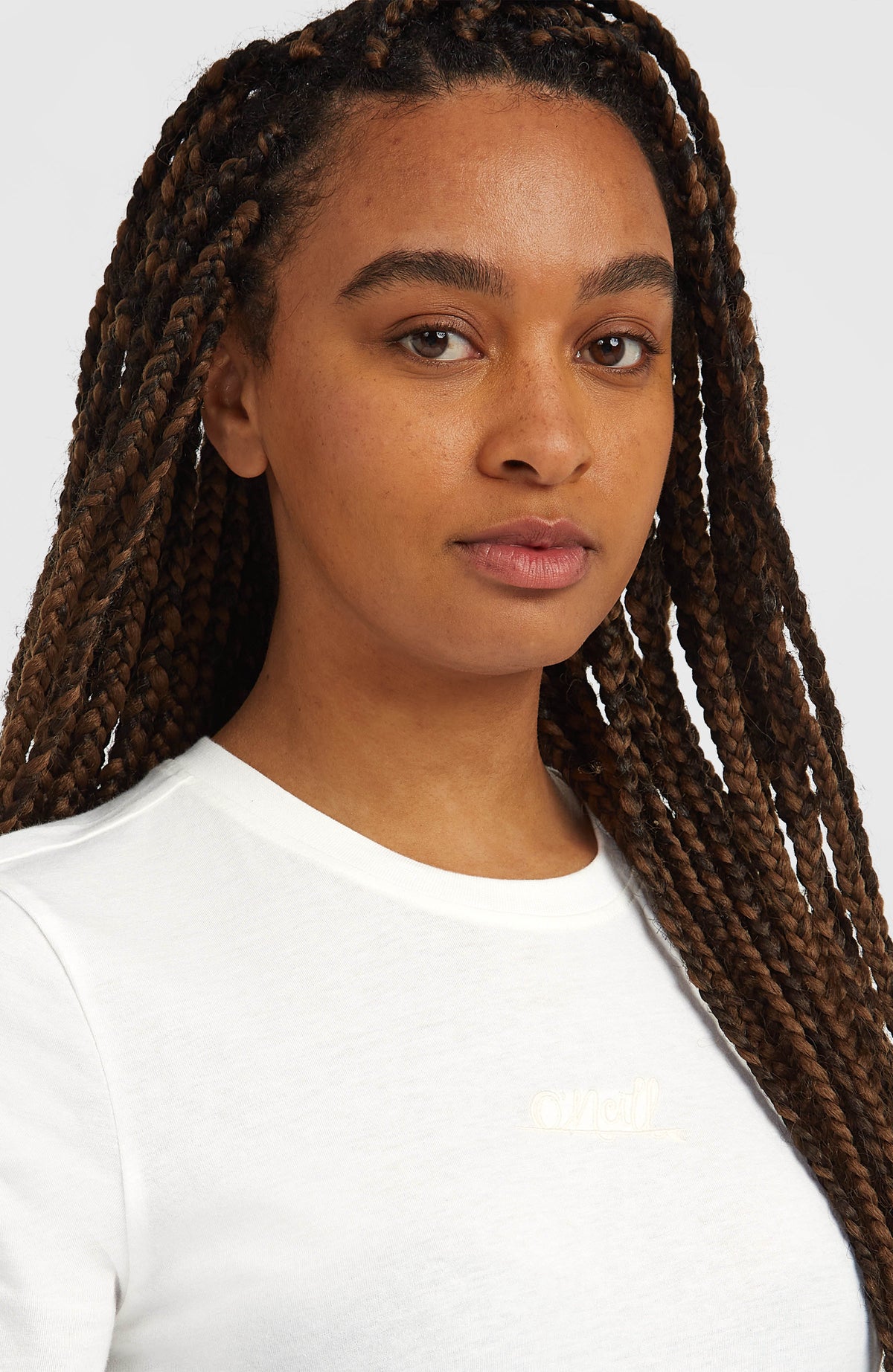 Nahaufnahme des Rundhalsausschnitts des Essentials Script T-Shirt in Weiß mit gesticktem Schriftzug