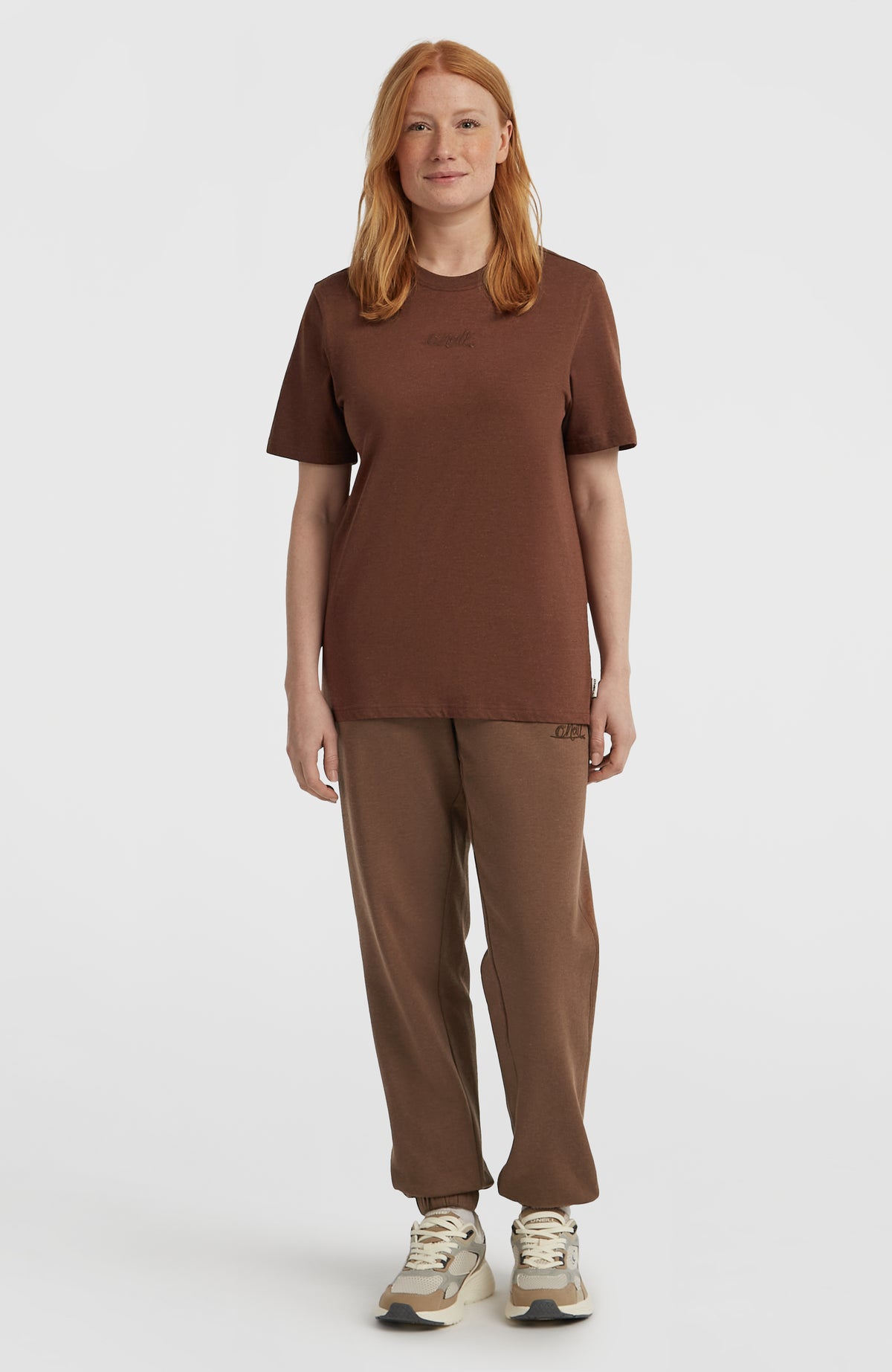 Essentials Script T-Shirt für Damen, braun, Frontalansicht getragen am Model