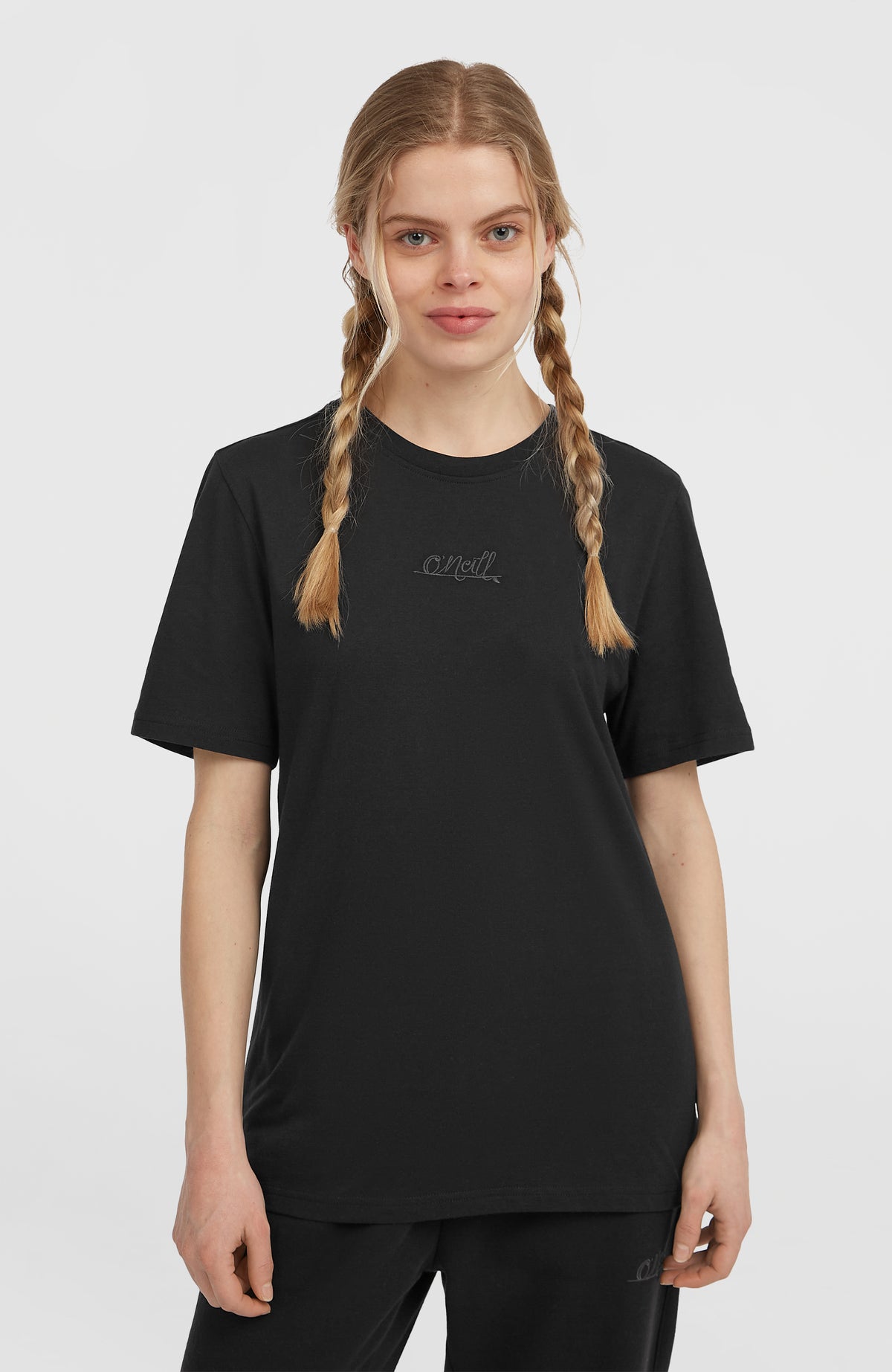O'Neill Essentials Script T-Shirt für Damen, schwarz, Vorderansicht am Model