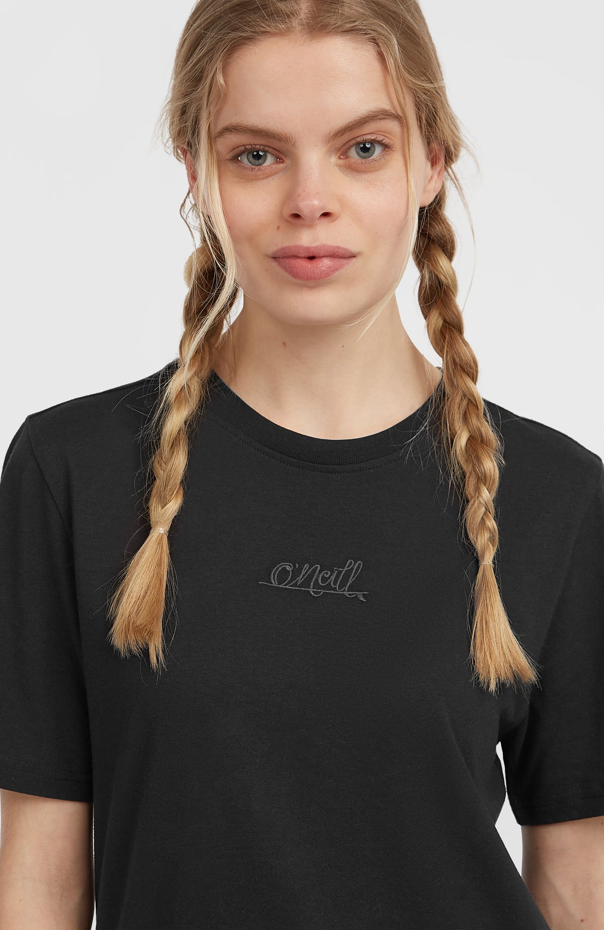 Essentials Script T-Shirt für Damen, schwarz, Nahaufnahme von Rundhalsausschnitt und Logo-Schriftzug am Model