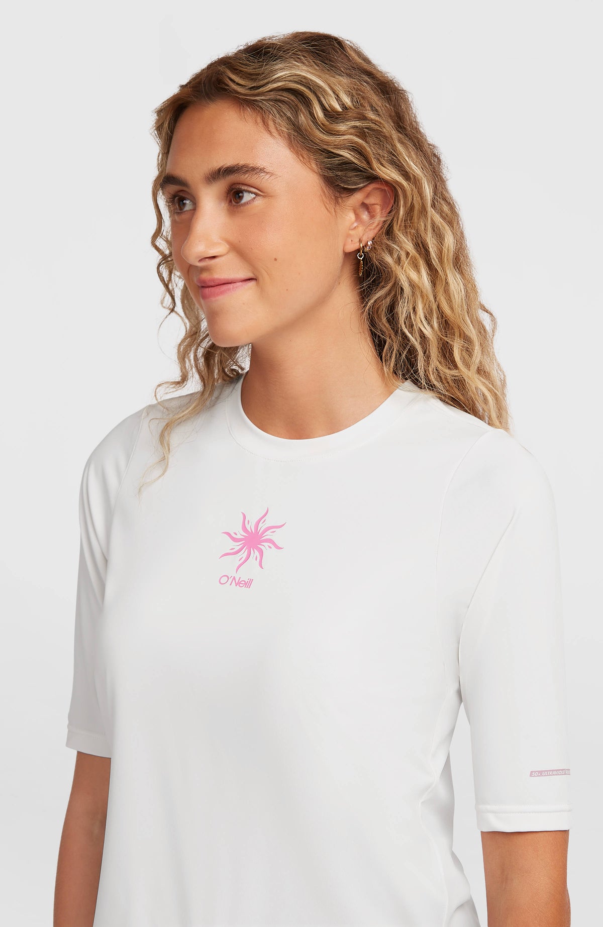 Hybrid Polygiene UPF 50+ T-Shirt für Damen, weiß mit Logo-Print in Pink, Nahaufnahme am Model