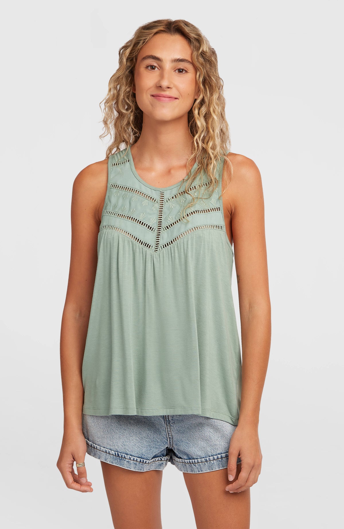 O'Neill Essentials Tokeena Tanktop mit Stickerei für Damen, grün, Vorderansicht am Model