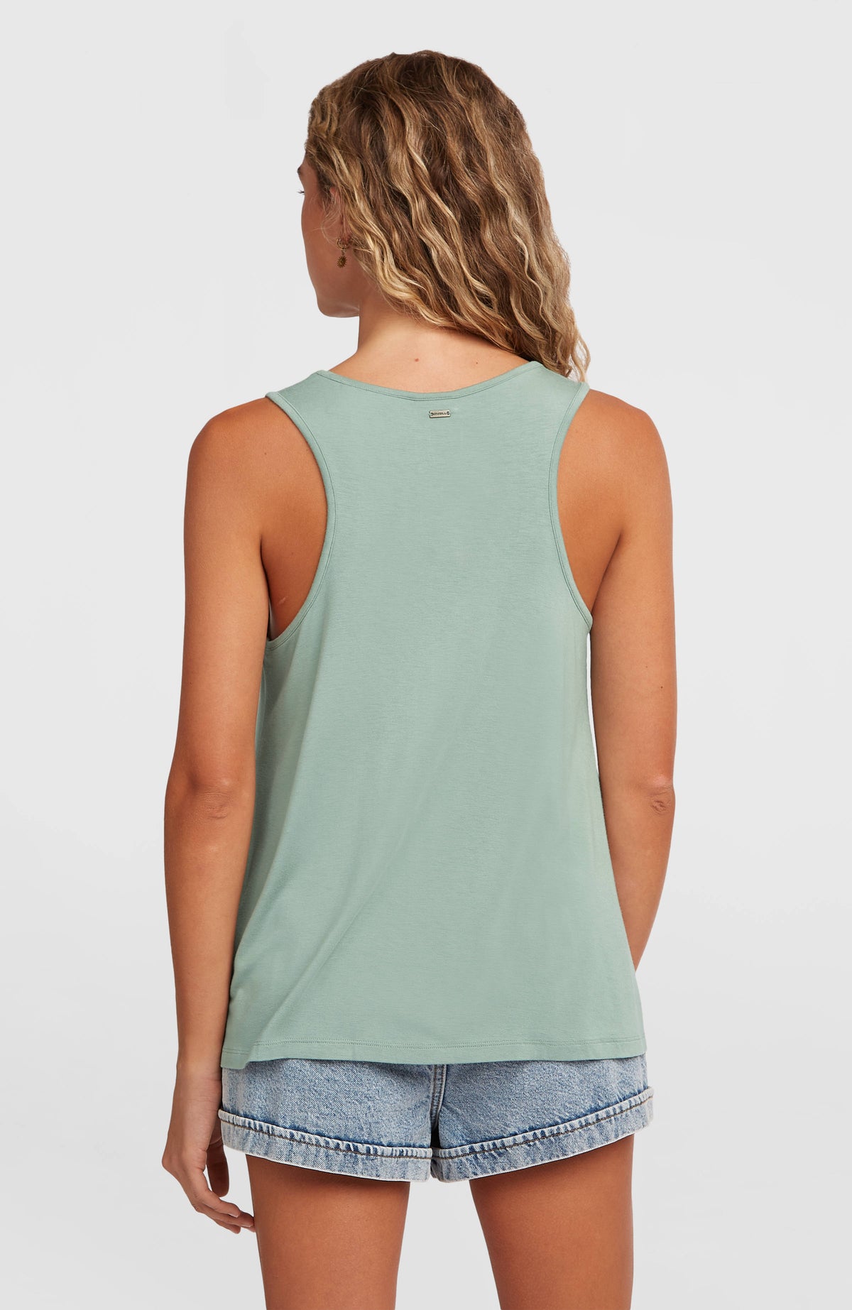Essentials Tokeena Tanktop mit Stickerei für Damen, grün, Rückansicht am Model mit Racerback-Trägern