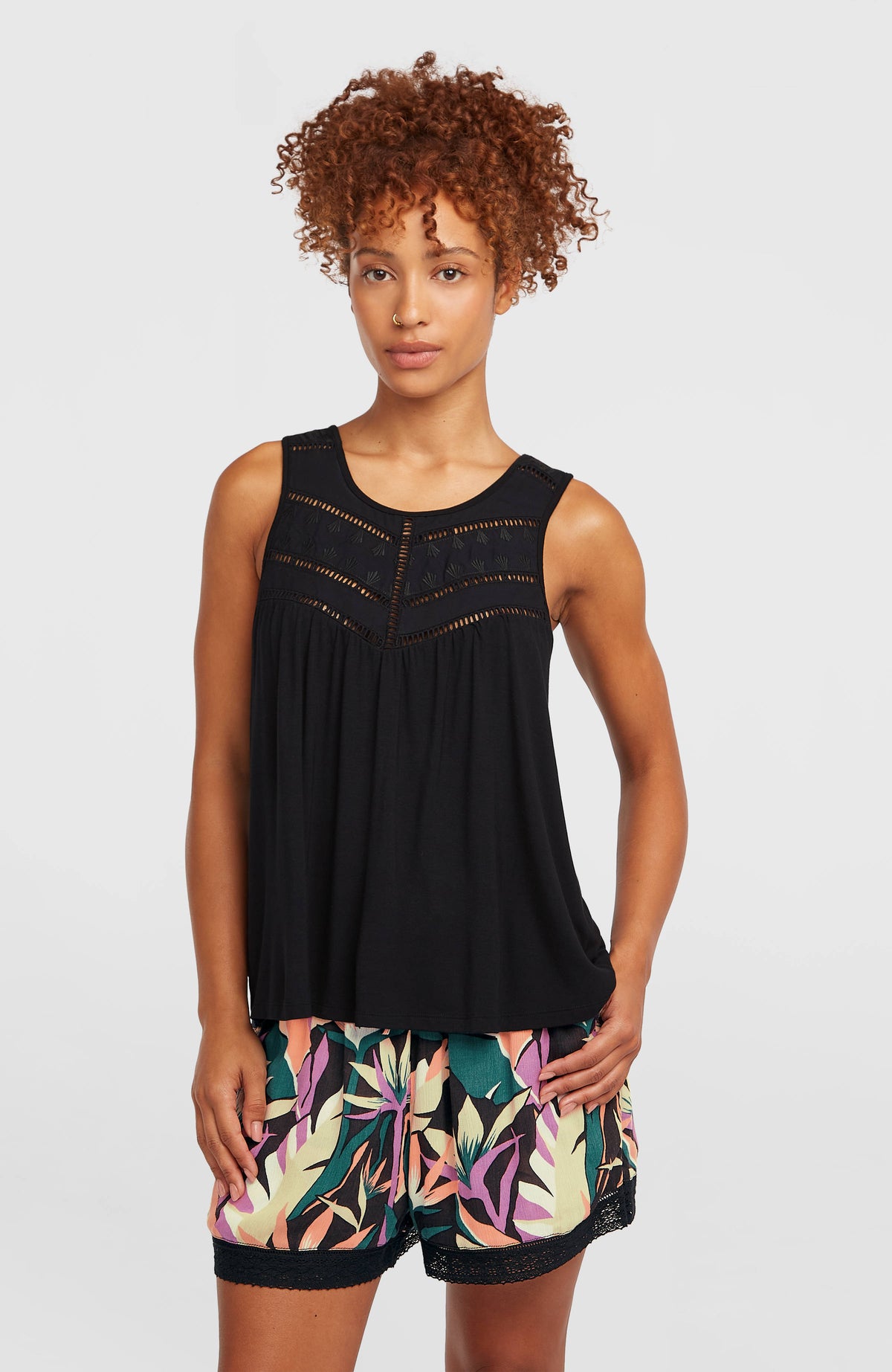O'Neill Essentials Tokeena Tanktop mit Stickerei für Damen, schwarz, Vorderansicht am Model