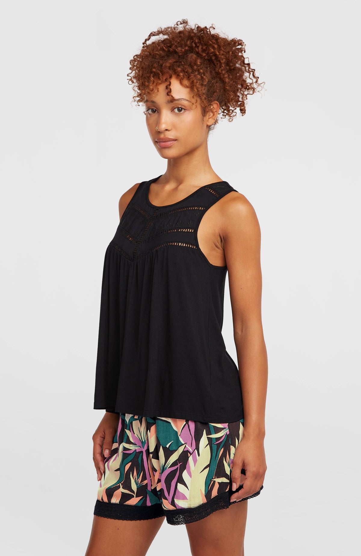 Essentials Tokeena Tanktop mit Stickerei für Damen, schwarz, leicht schräge Ansicht am Model