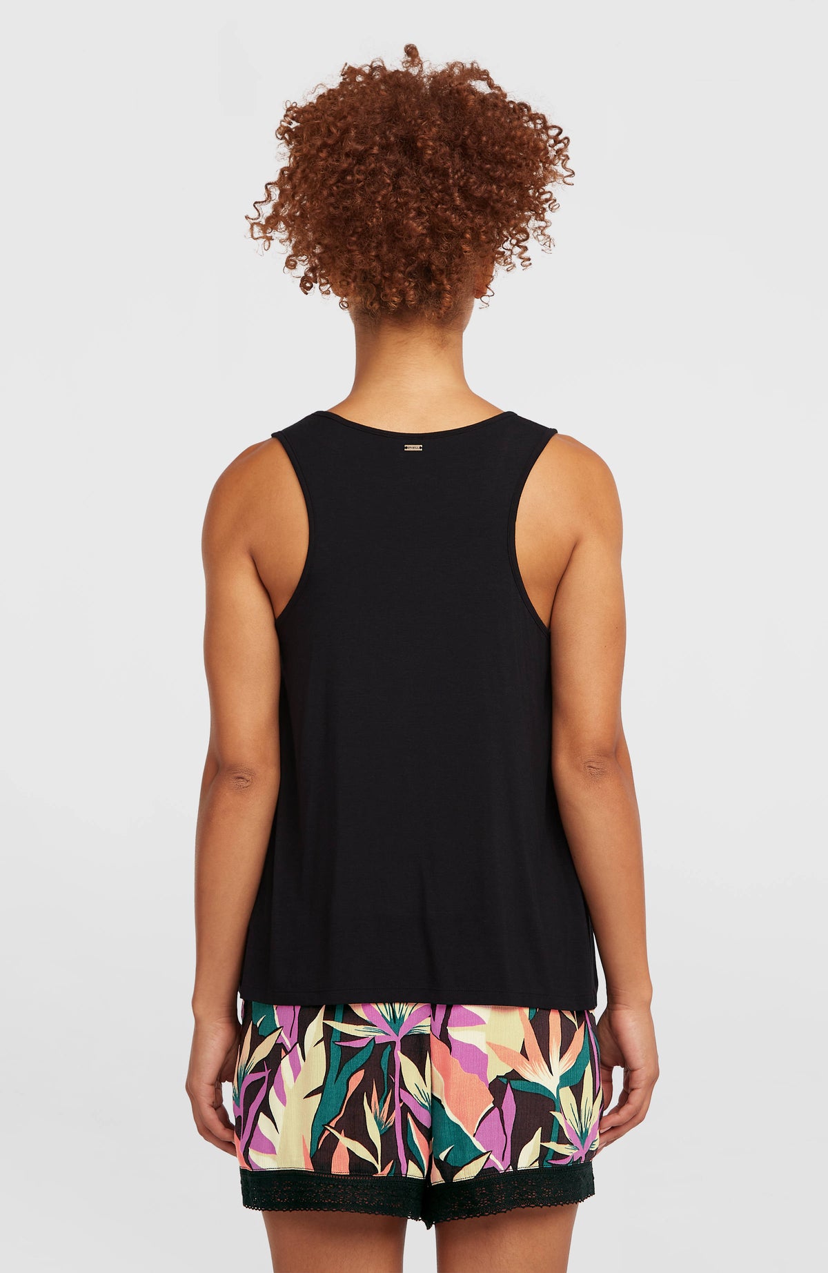 Essentials Tokeena Tanktop mit Stickerei für Damen, schwarz, Rückansicht am Model mit Logo-Badge