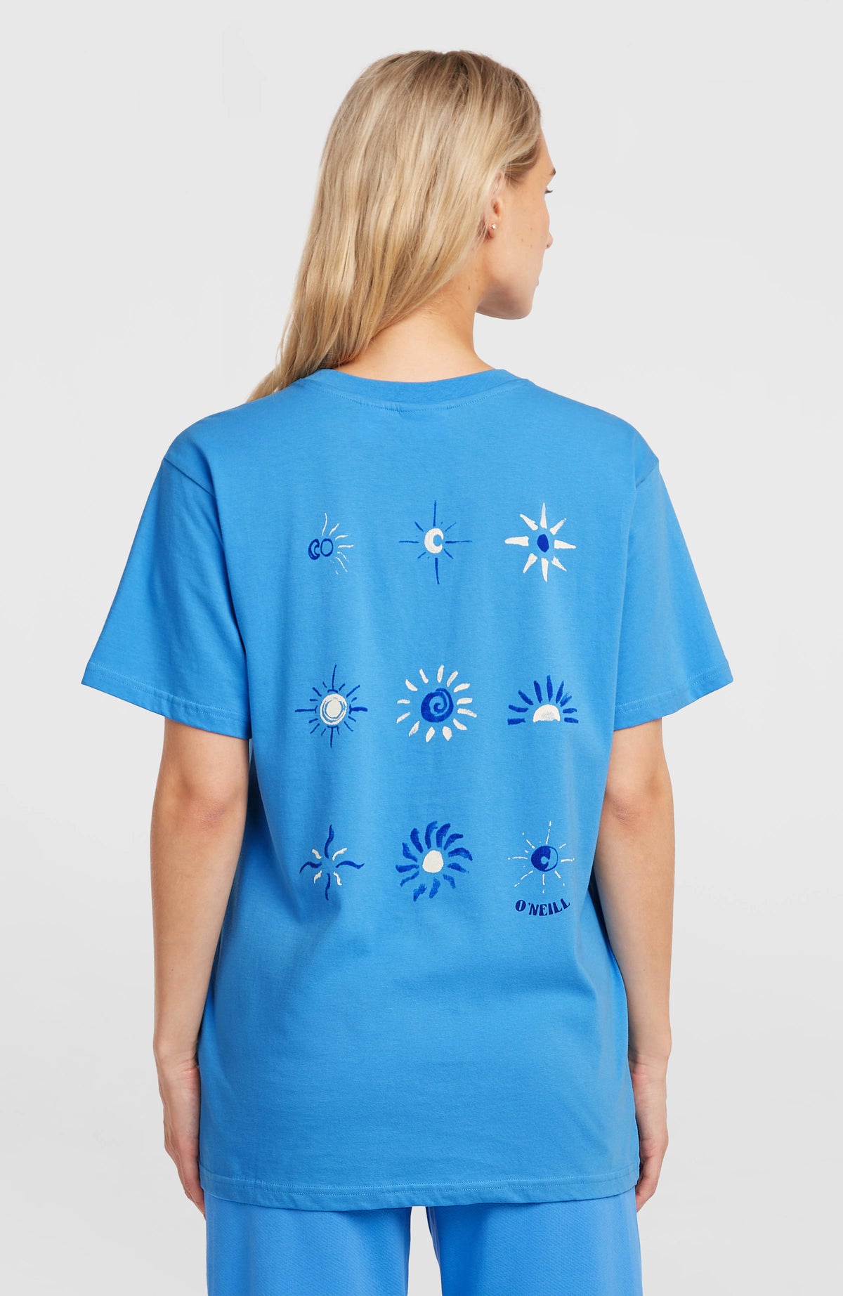 Women of the Wave T-Shirt für Damen, blau mit Sonnen-Print in Weiß und Dunkelblau, Rückansicht am Model
