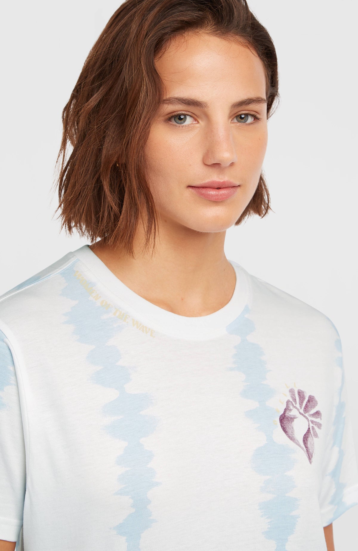 Nahaufnahme des Rundhalsausschnitts am weißen Women of the Wave T-Shirt für Damen mit Batikmuster in Hellblau