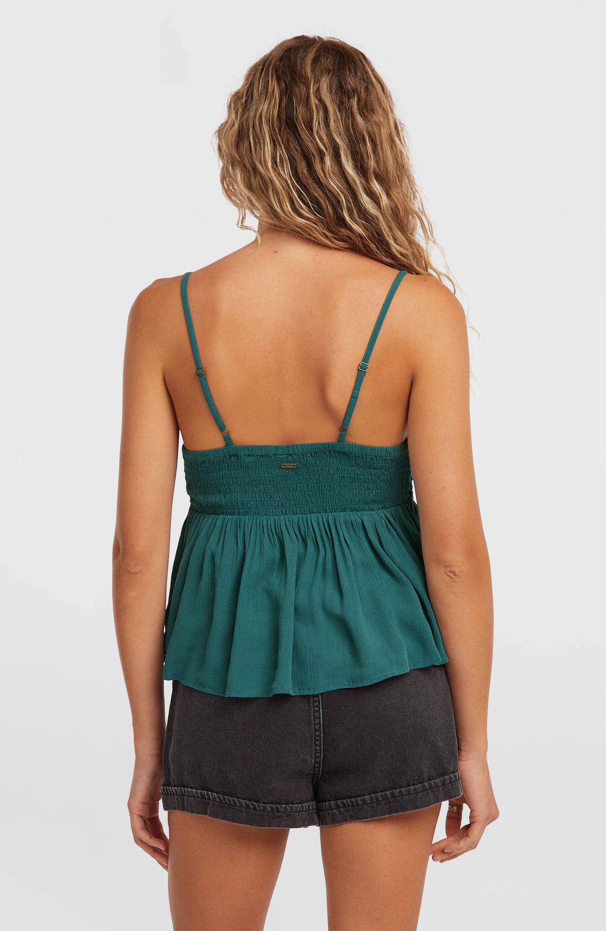 Reeta Woven Top für Damen, grün, Rückansicht am Model mit gesmokter Partie und verstellbaren Trägern