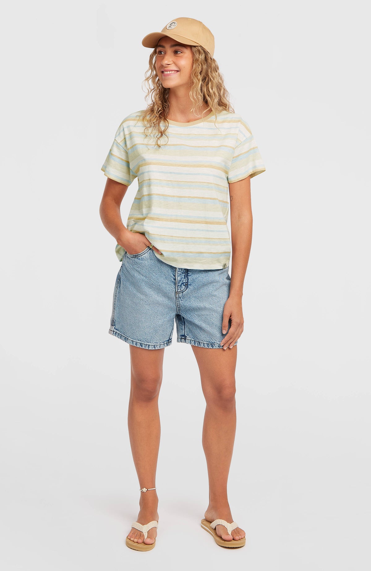 O'Riginals Boxy Stripe T-Shirt für Damen, blau mit Streifenmuster in Gelb und Weiß, Ganzkörperansicht am Model