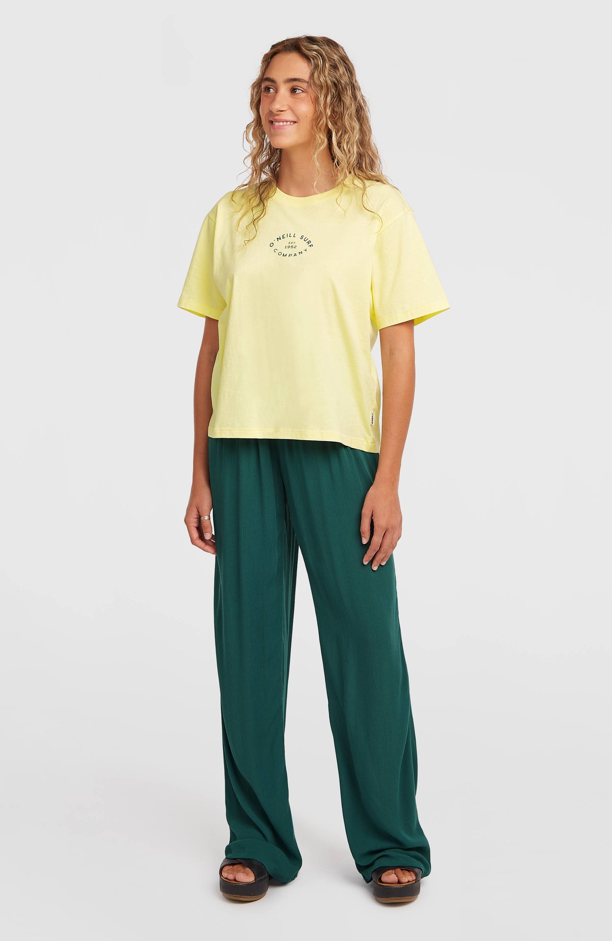 Boxy Back-Print T-Shirt für Damen, gelb mit Logo-Print in Grün, Ganzkörperansicht am Model