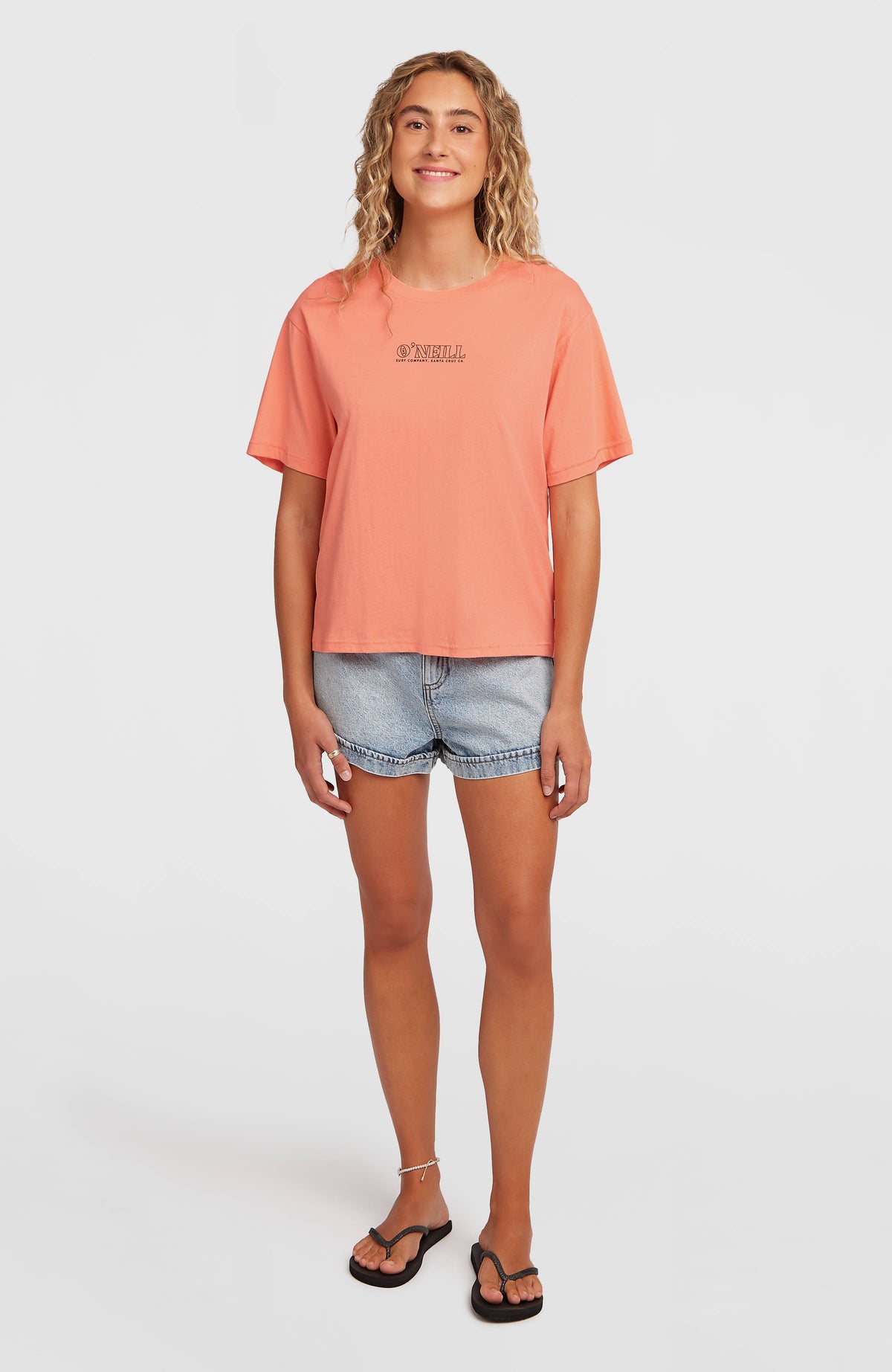 Boxy Back-Print T-Shirt für Damen, orange, vollständige Ganzkörperansicht von vorne getragen am Model