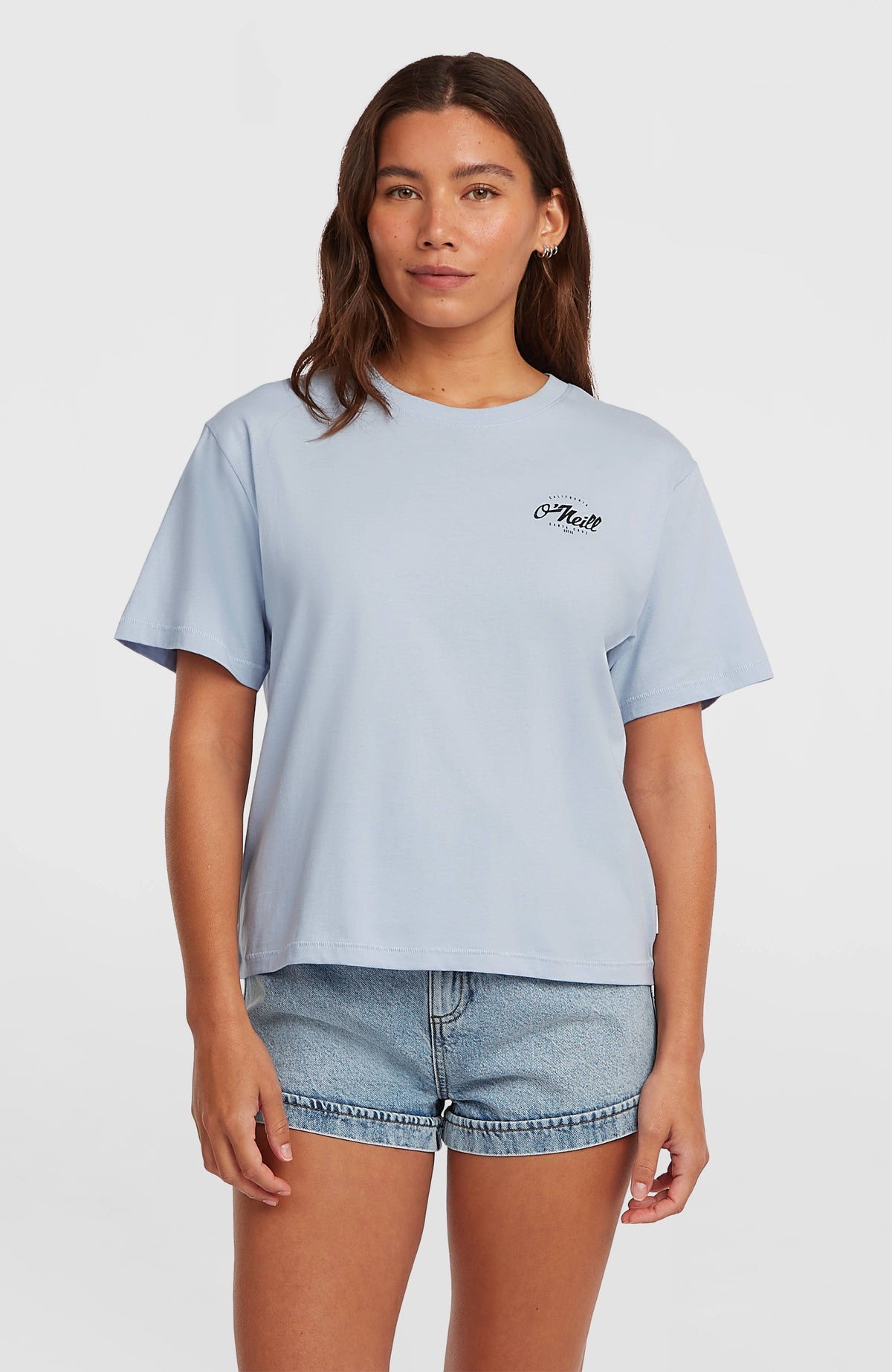 O'Neill Boxy Back-Print T-Shirt für Damen, blau mit Logo-Print in Schwarz, Vorderansicht getragen am Model