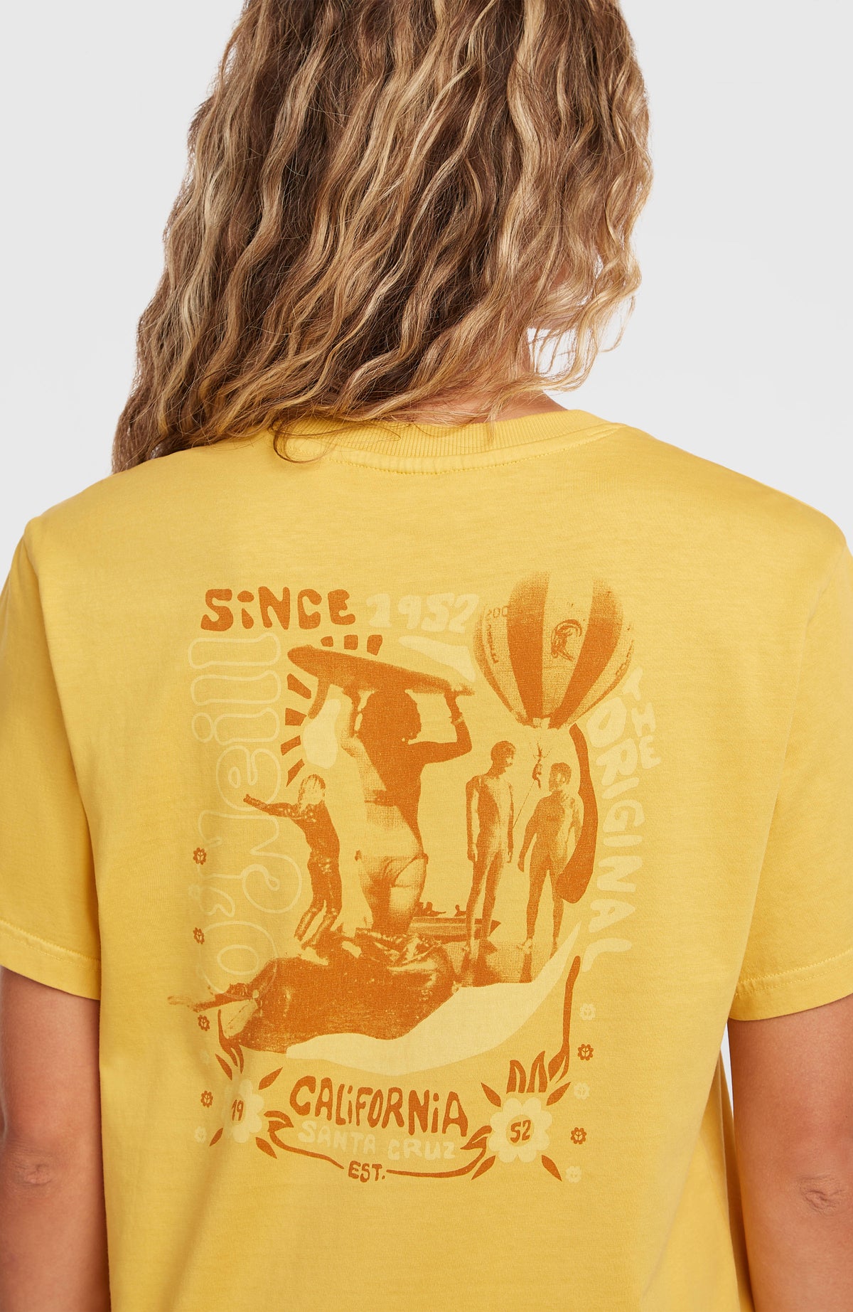 Nahaufnahme der Rückseite des gelben O'Riginals Vintage Graphic T-Shirt für Damen mit Grafikprint in Orange