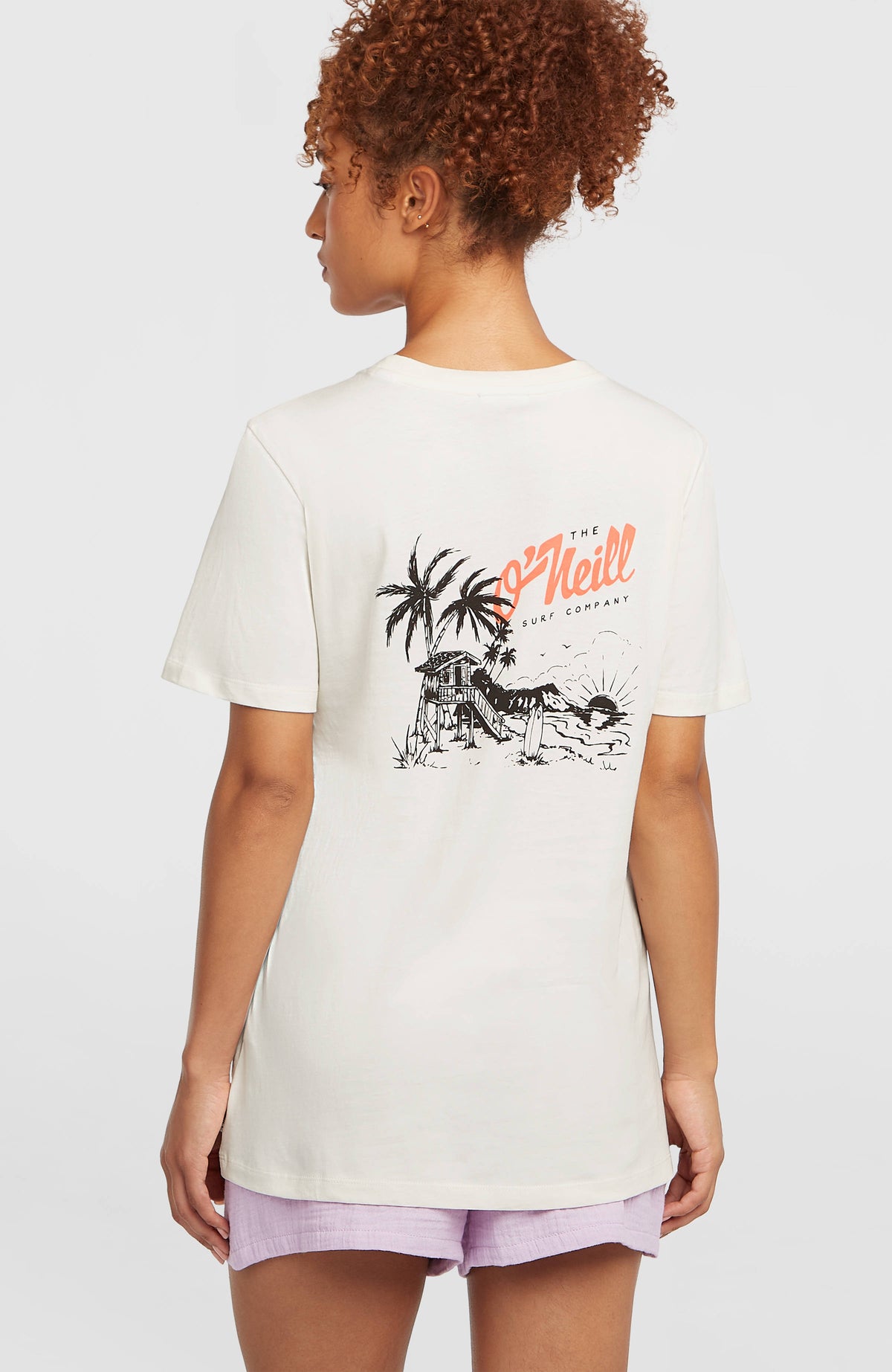 Graphic T-Shirt für Damen, weiß mit Grafik-Print in Orange und Schwarz, Rückansicht am Model mit Strandmotiv