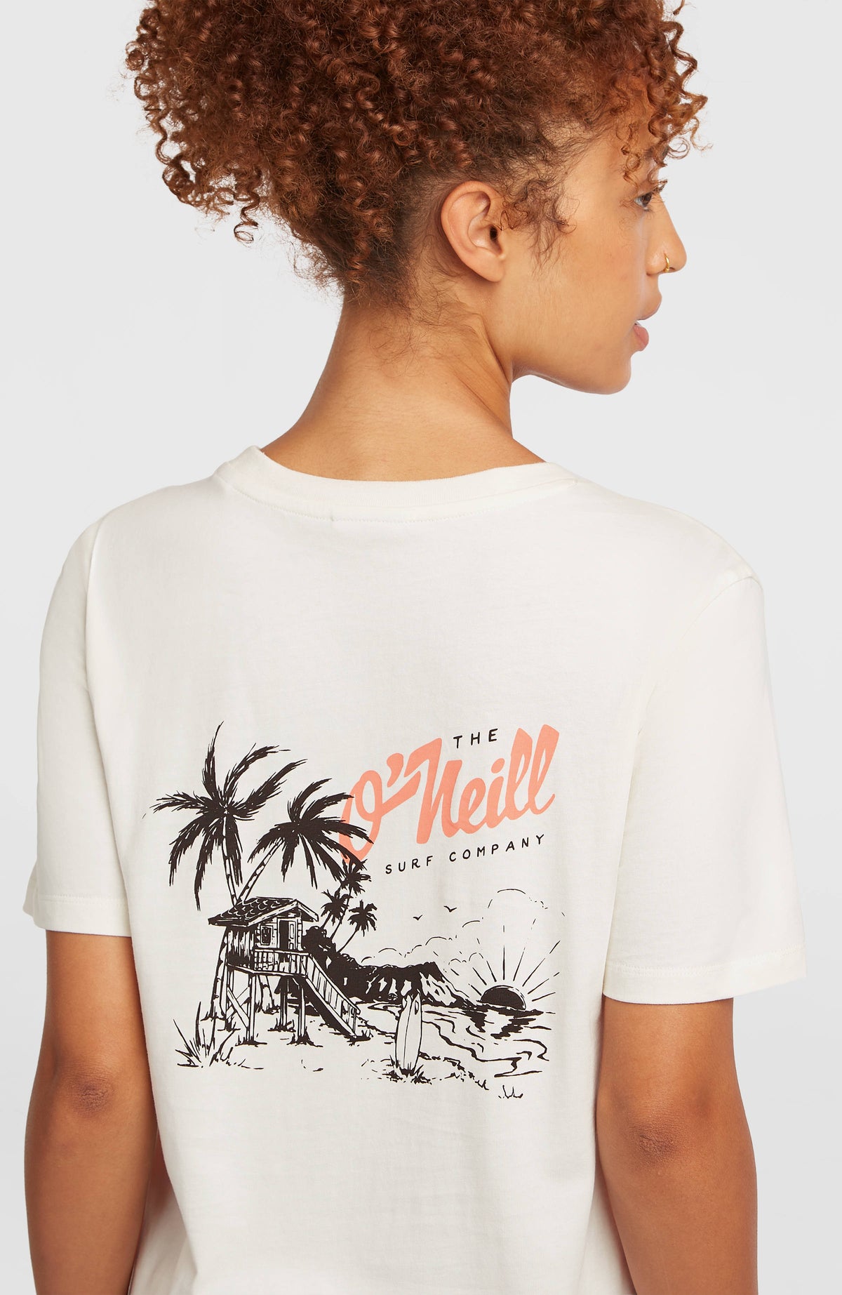 Nahaufnahme des Grafik-Prints auf dem Rücken des weißen Graphic T-Shirts für Damen, getragen am Model
