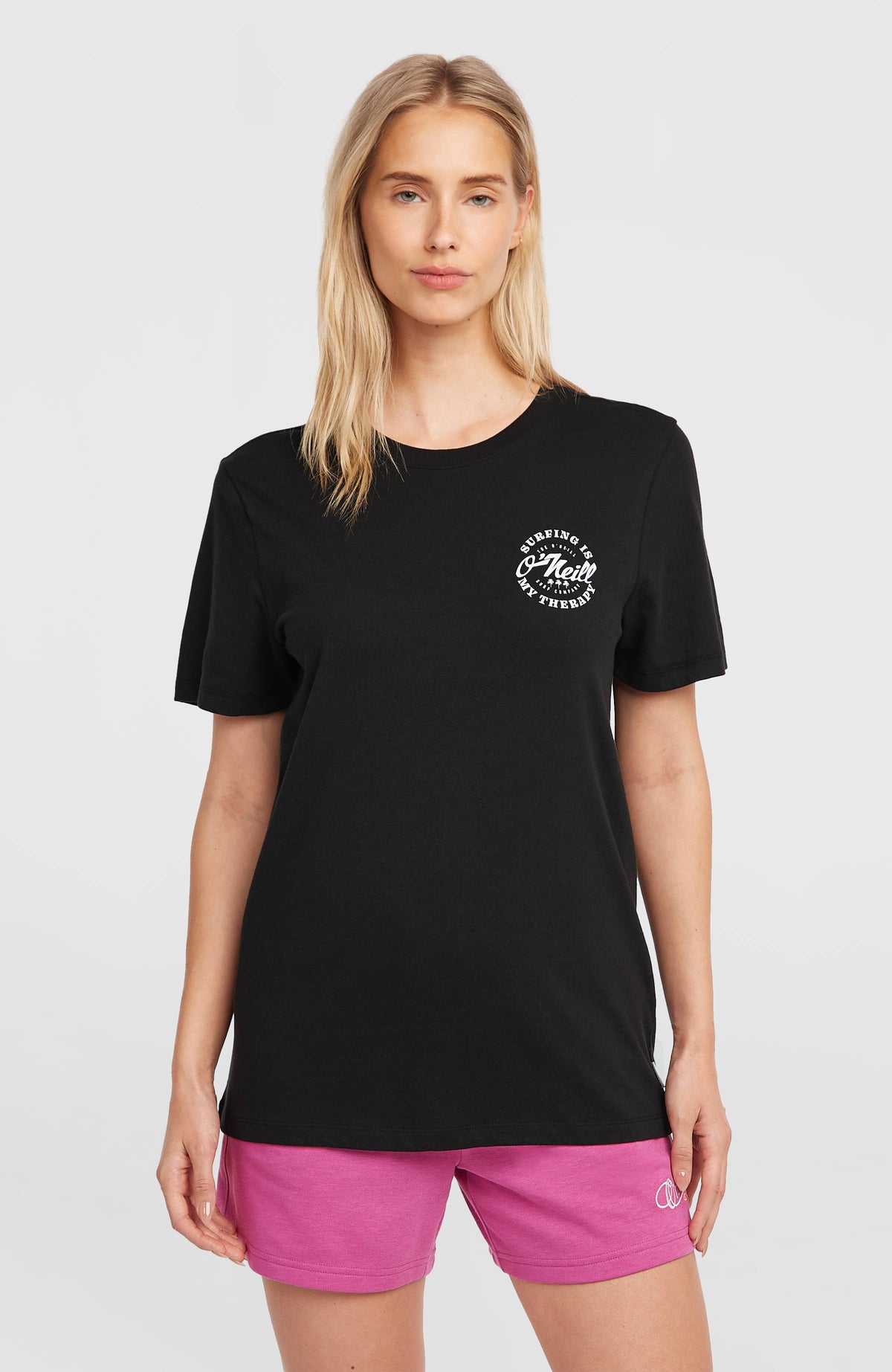 O'Neill Graphic T-Shirt für Damen, schwarz mit Logo-Print in Weiß, Vorderansicht, getragen am Model