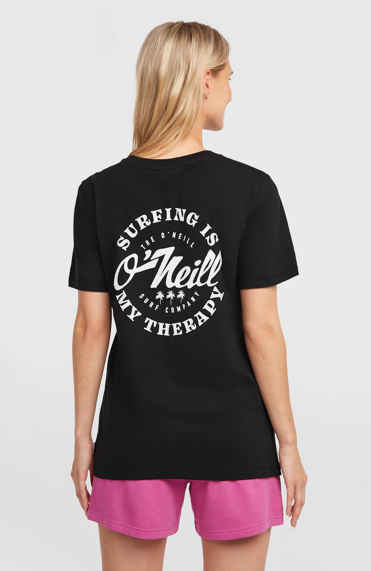 Graphic T-Shirt für Damen, schwarz mit Logo-Print in Weiß, Rückansicht, getragen am Model